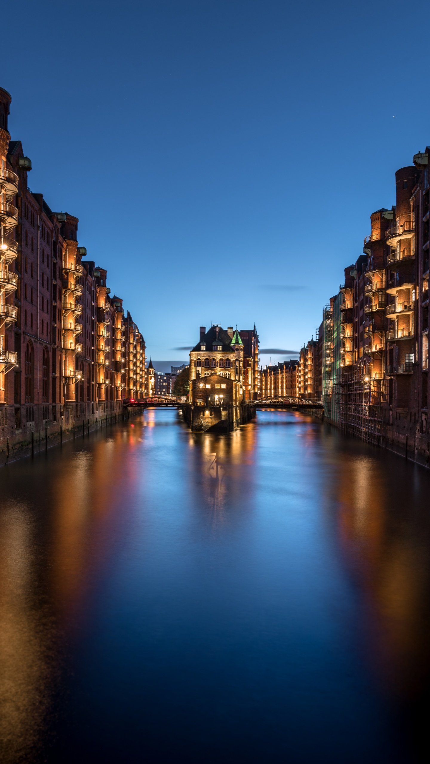 Body of Water Between High Rise Buildings During Daytime. Wallpaper in 1440x2560 Resolution