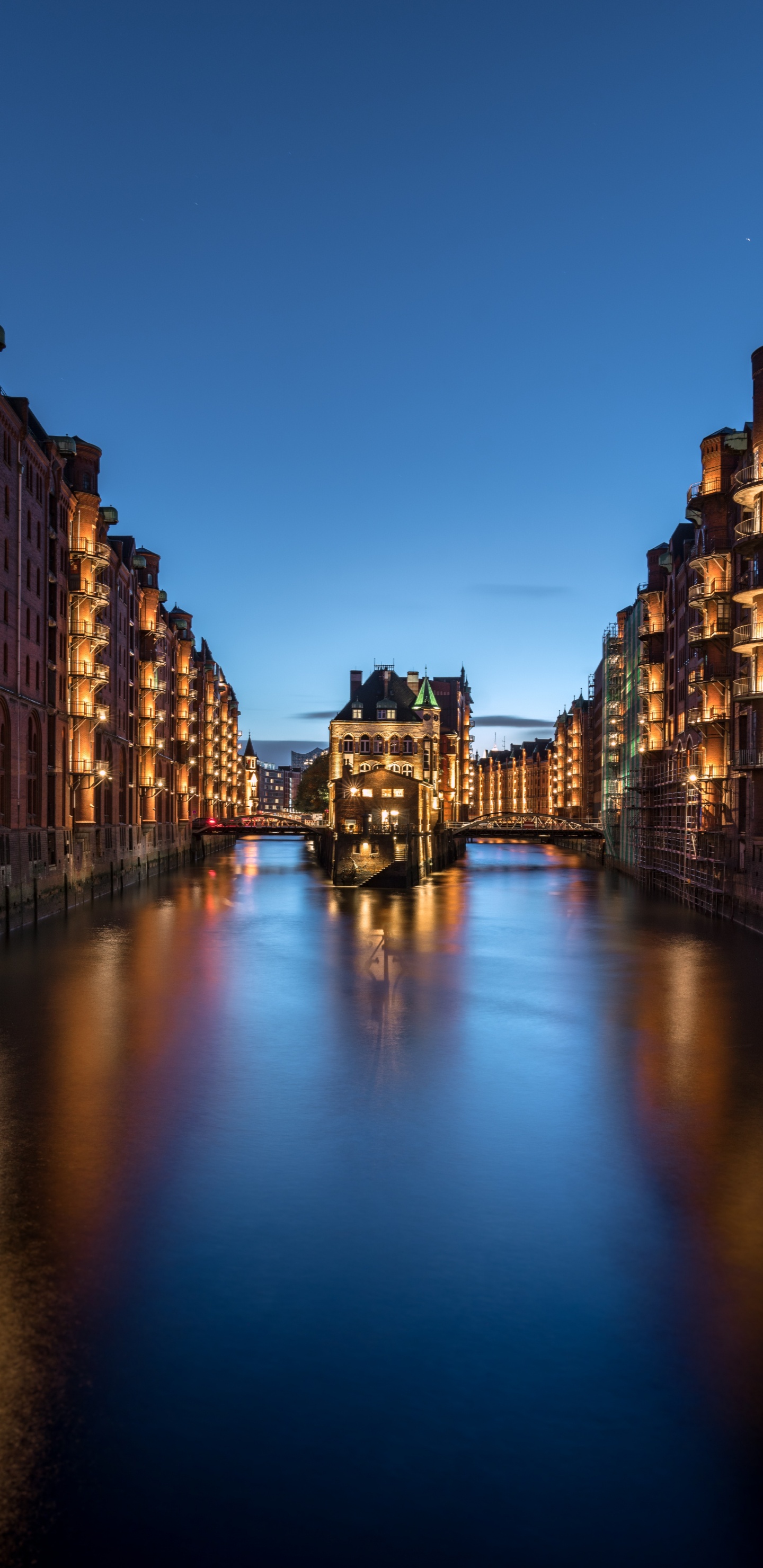 Body of Water Between High Rise Buildings During Daytime. Wallpaper in 1440x2960 Resolution