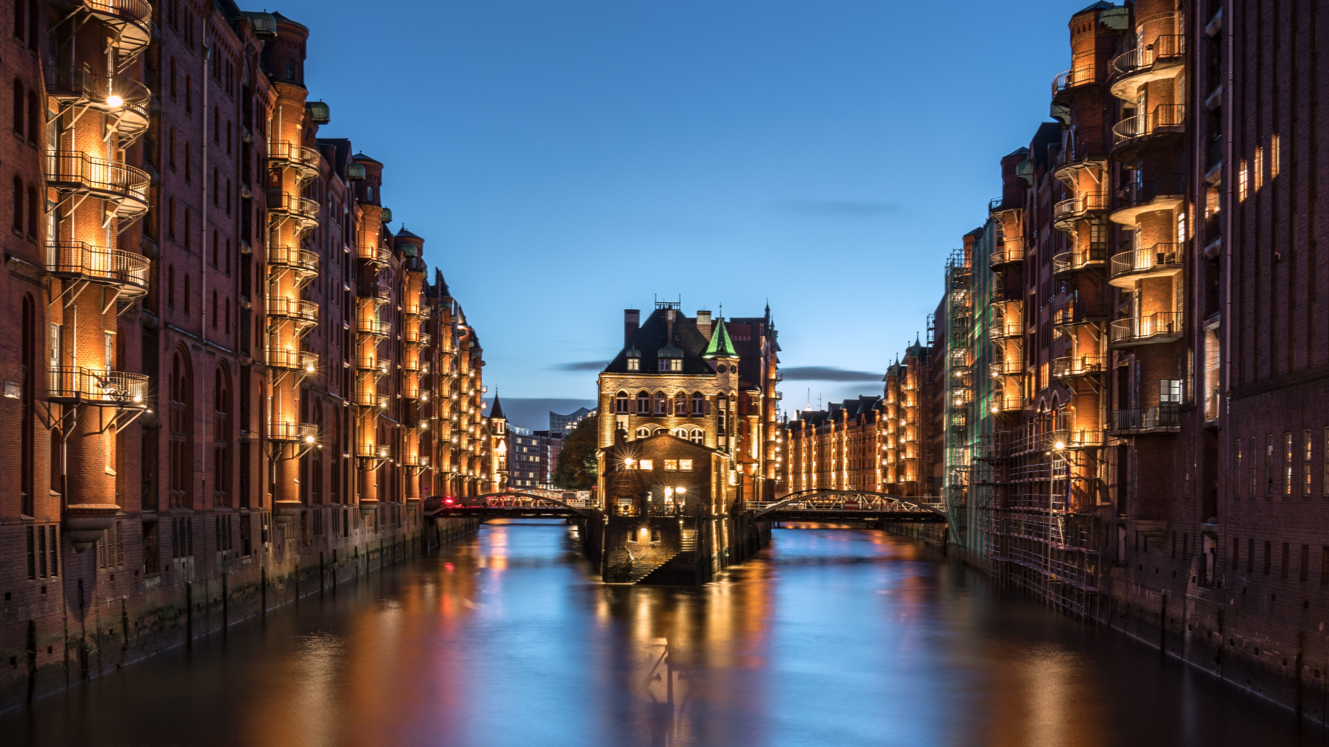 Body of Water Between High Rise Buildings During Daytime. Wallpaper in 1920x1080 Resolution
