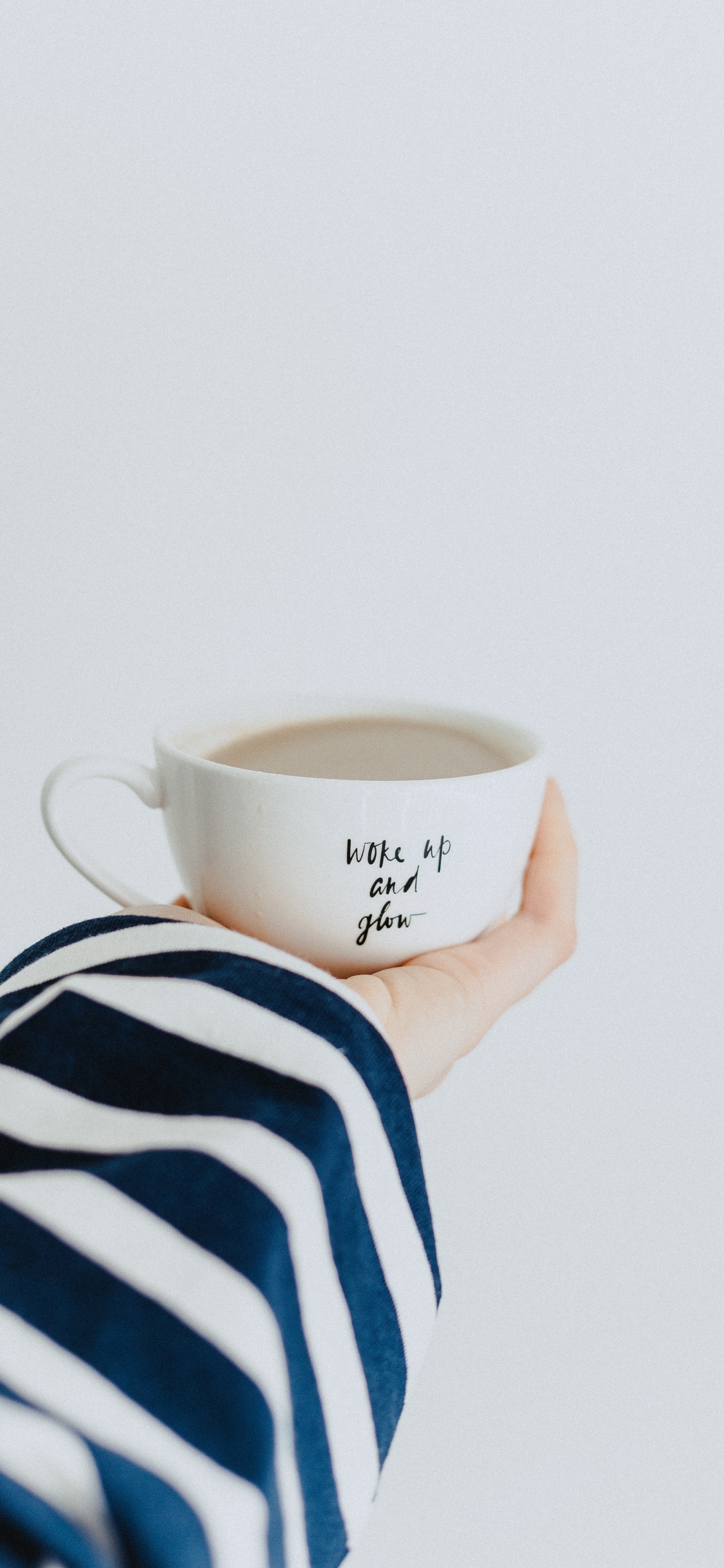 Taza de Cerámica Blanca y Negra. Wallpaper in 1125x2436 Resolution