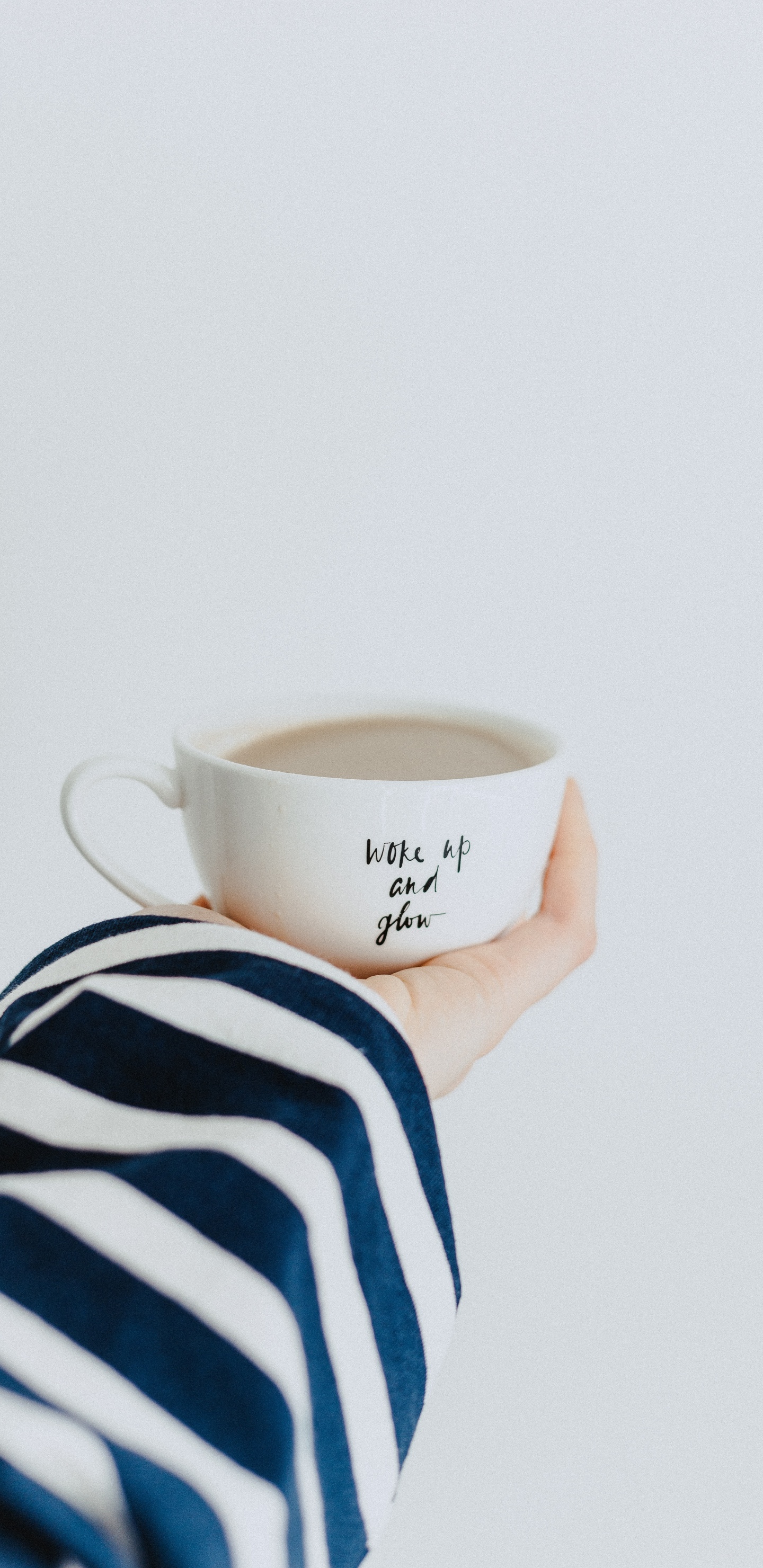 Taza de Cerámica Blanca y Negra. Wallpaper in 1440x2960 Resolution