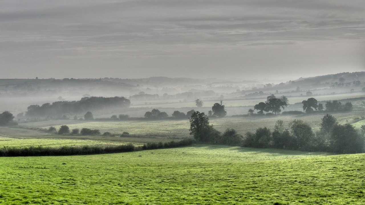 Green Grass Field Under Cloudy Sky During Daytime. Wallpaper in 1280x720 Resolution