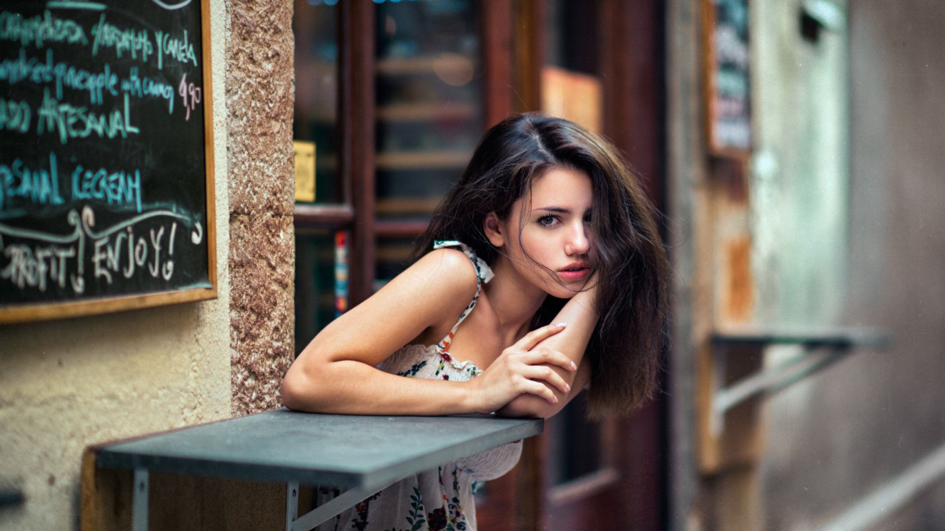 Schönheit, Modell, Mode, Lange Haare, Musik. Wallpaper in 1366x768 Resolution