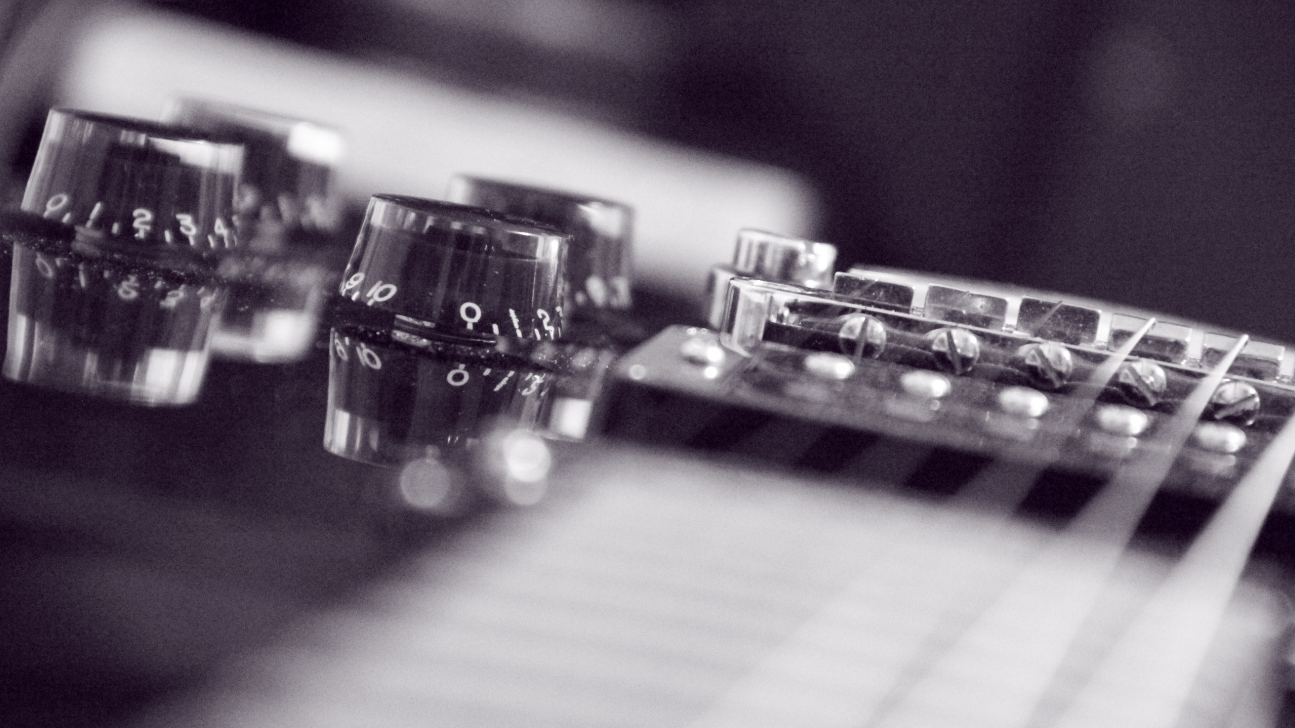 Photo en Niveaux de Gris du Mixeur Audio. Wallpaper in 2560x1440 Resolution