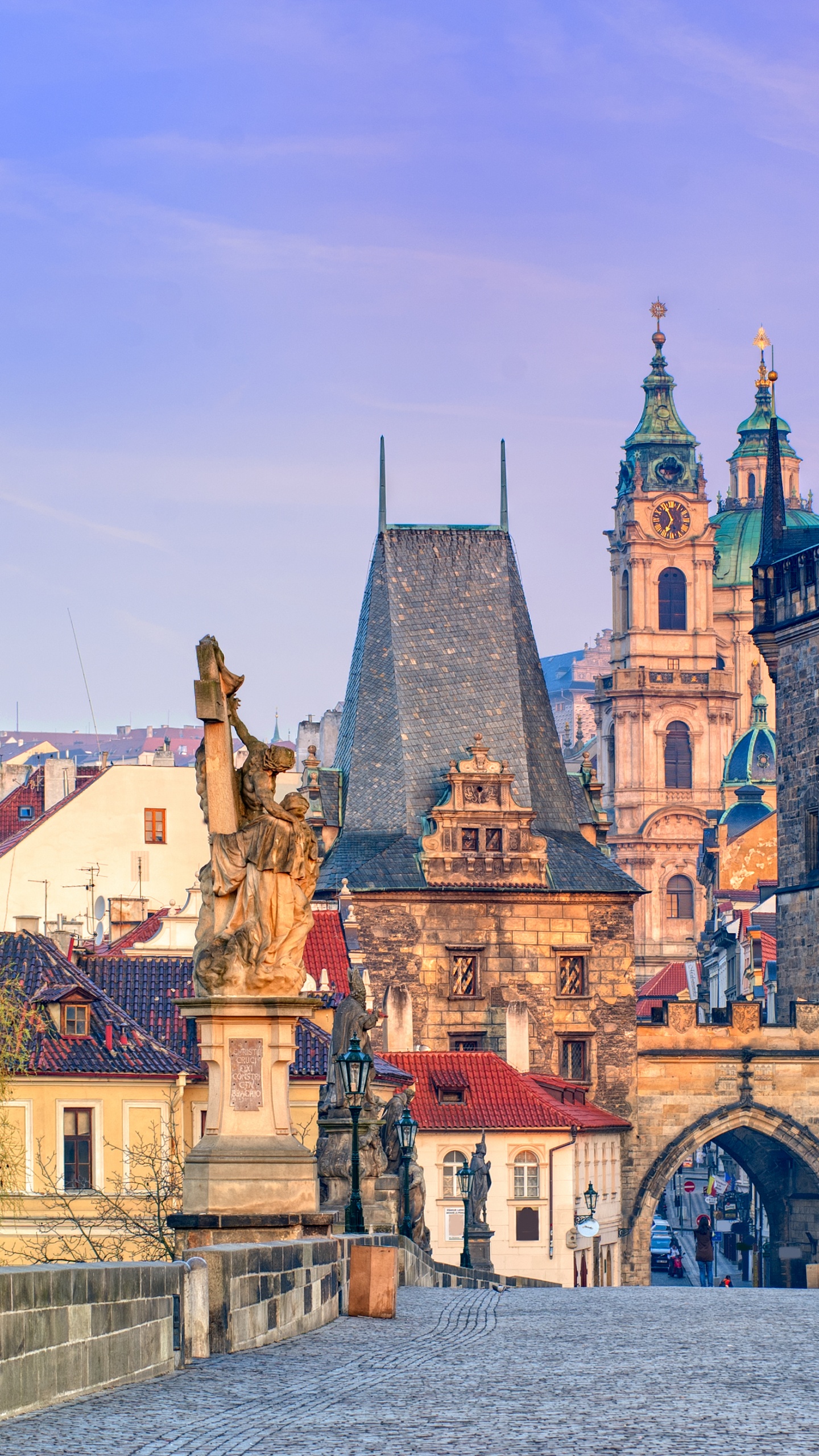 Braunes Und Beiges Betongebäude in Der Nähe Eines Gewässers Tagsüber. Wallpaper in 1440x2560 Resolution