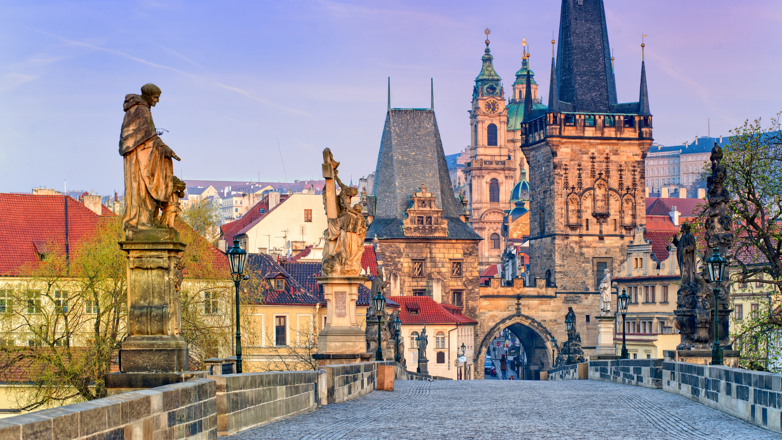 Braunes Und Beiges Betongebäude in Der Nähe Eines Gewässers Tagsüber. Wallpaper in 2560x1440 Resolution