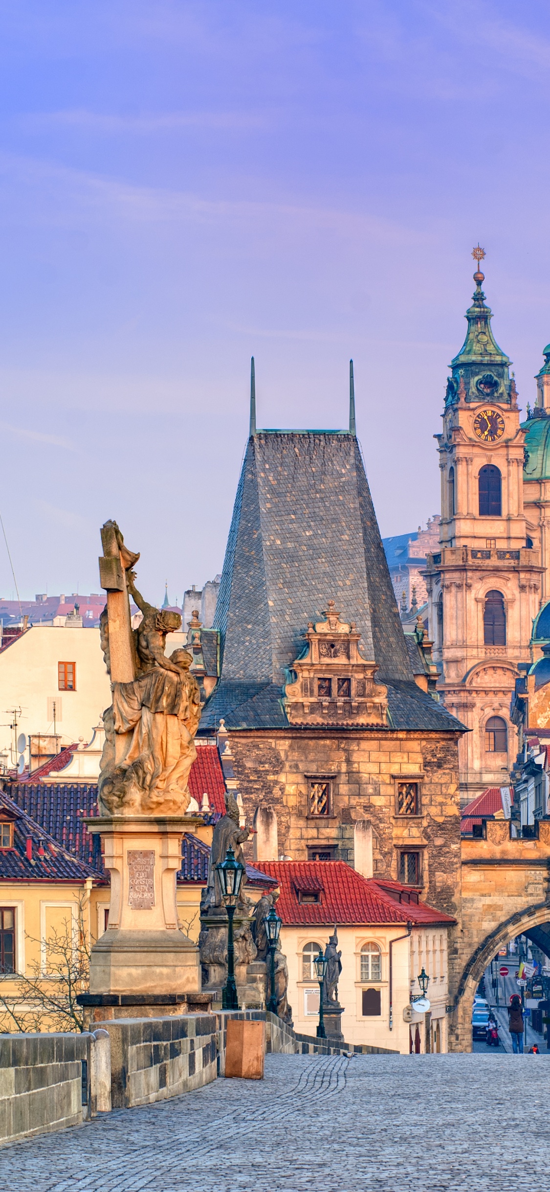 Bâtiment en Béton Marron et Beige Près D'un Plan D'eau Pendant la Journée. Wallpaper in 1125x2436 Resolution