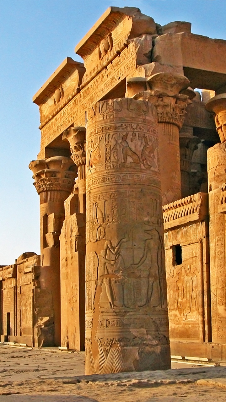 Edificio de Hormigón Marrón Bajo un Cielo Azul Durante el Día. Wallpaper in 720x1280 Resolution