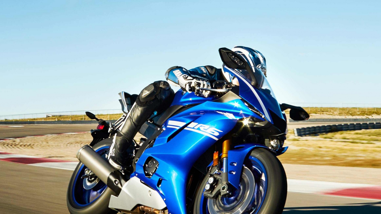 Vélo de Sport Bleu et Noir Sur du Sable Brun Pendant la Journée. Wallpaper in 1280x720 Resolution