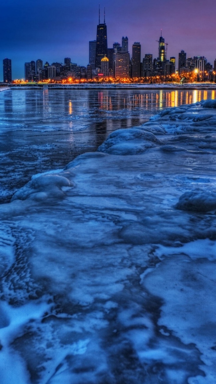 Cuerpo de Agua Cerca Del Puente Durante la Noche. Wallpaper in 720x1280 Resolution