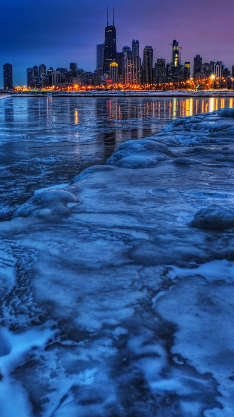 Cuerpo de Agua Cerca Del Puente Durante la Noche. Wallpaper in 750x1334 Resolution