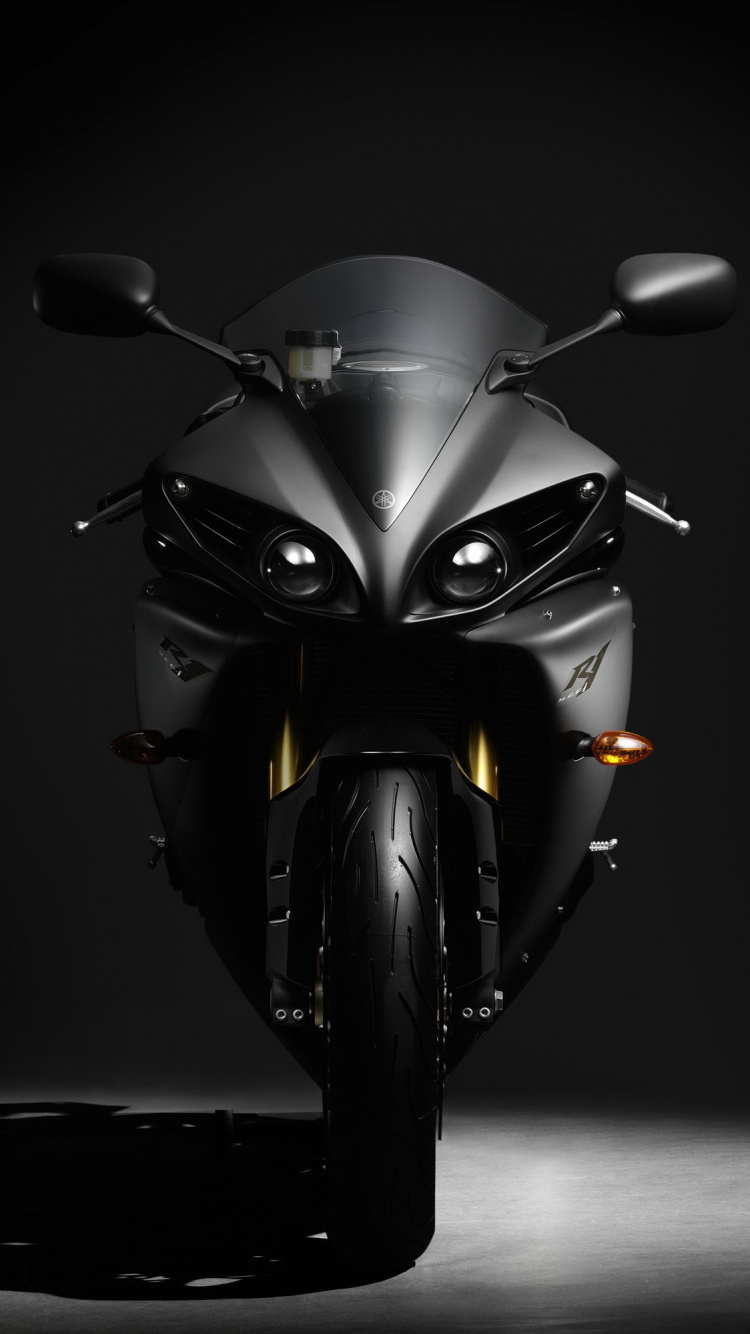 Motocicleta Negra Con Fondo Negro. Wallpaper in 750x1334 Resolution