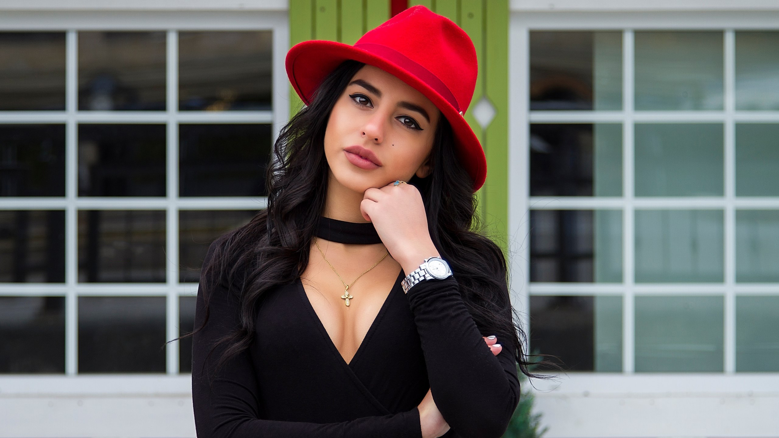 Hat, Black, Clothing, Red, Beauty. Wallpaper in 2560x1440 Resolution