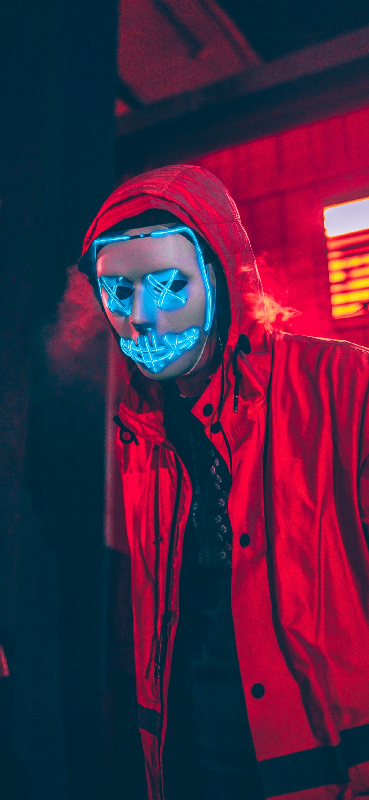 Hombre de Chaqueta Roja Con Gafas Azules. Wallpaper in 1242x2688 Resolution