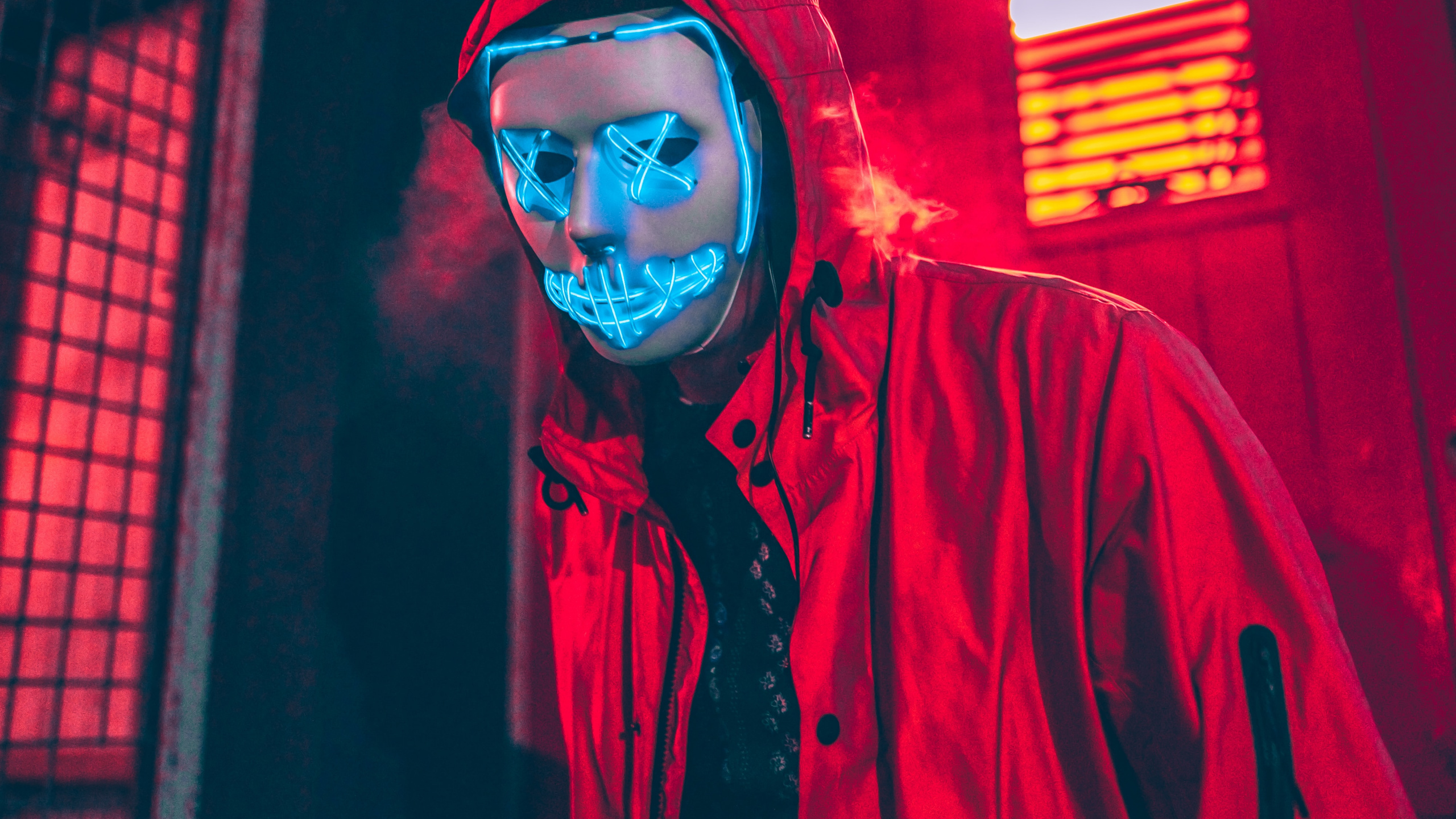 Homme en Veste Rouge Portant Des Lunettes Bleues. Wallpaper in 2560x1440 Resolution