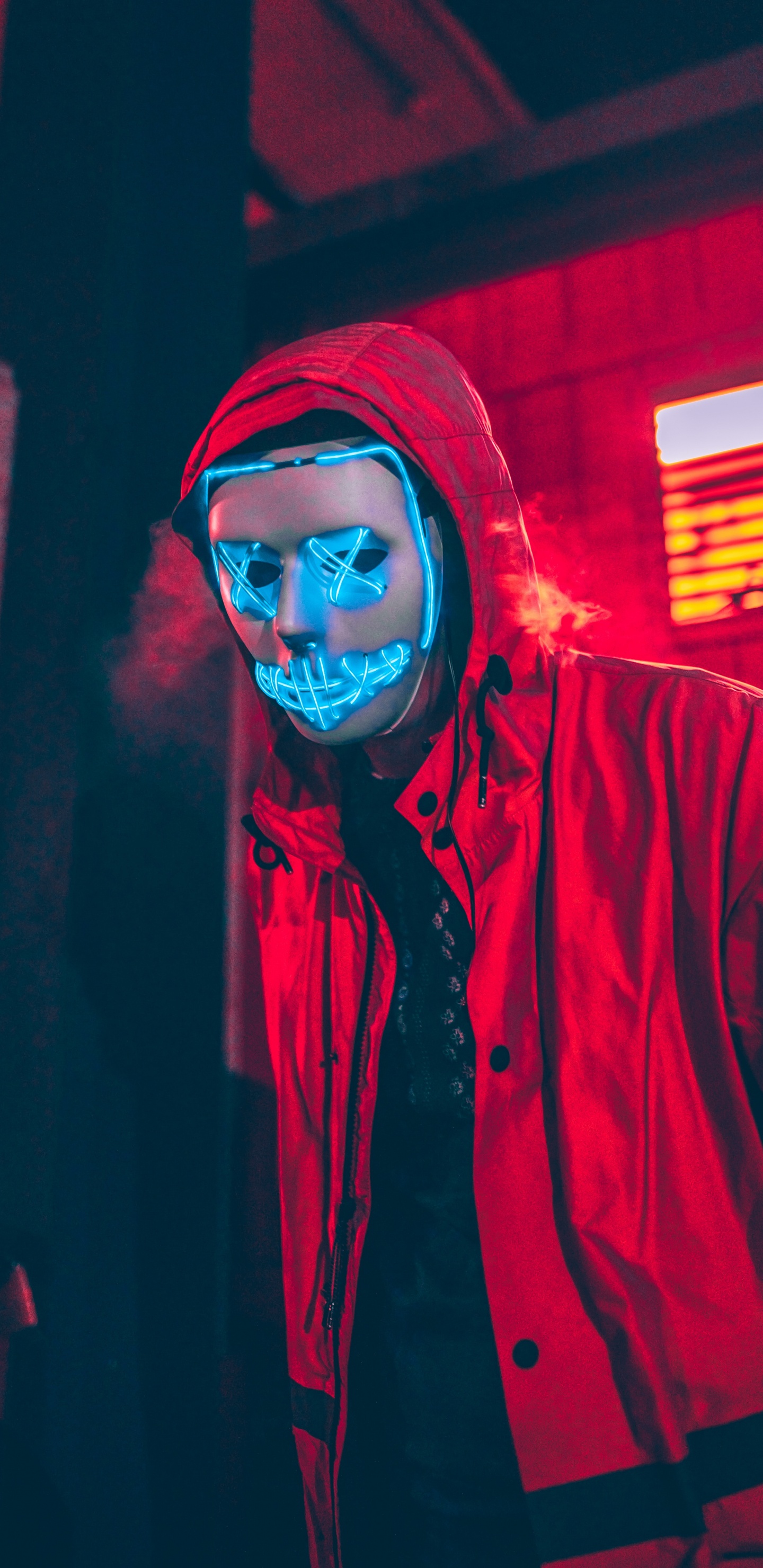 Mann in Roter Jacke Mit Blauer Brille. Wallpaper in 1440x2960 Resolution