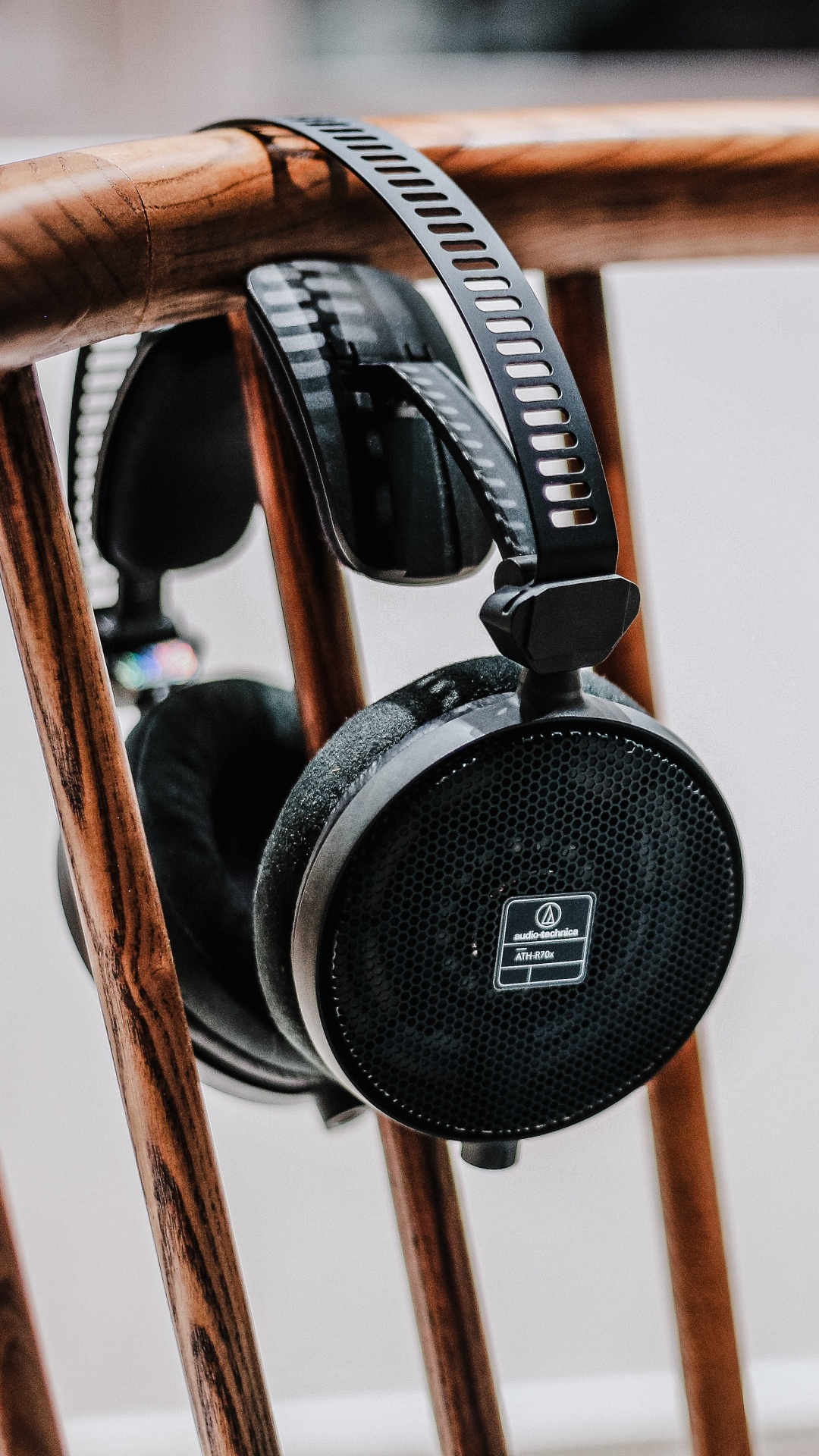 Auriculares, Equipo de Audio, Gadget, Madera, Mueble. Wallpaper in 1080x1920 Resolution