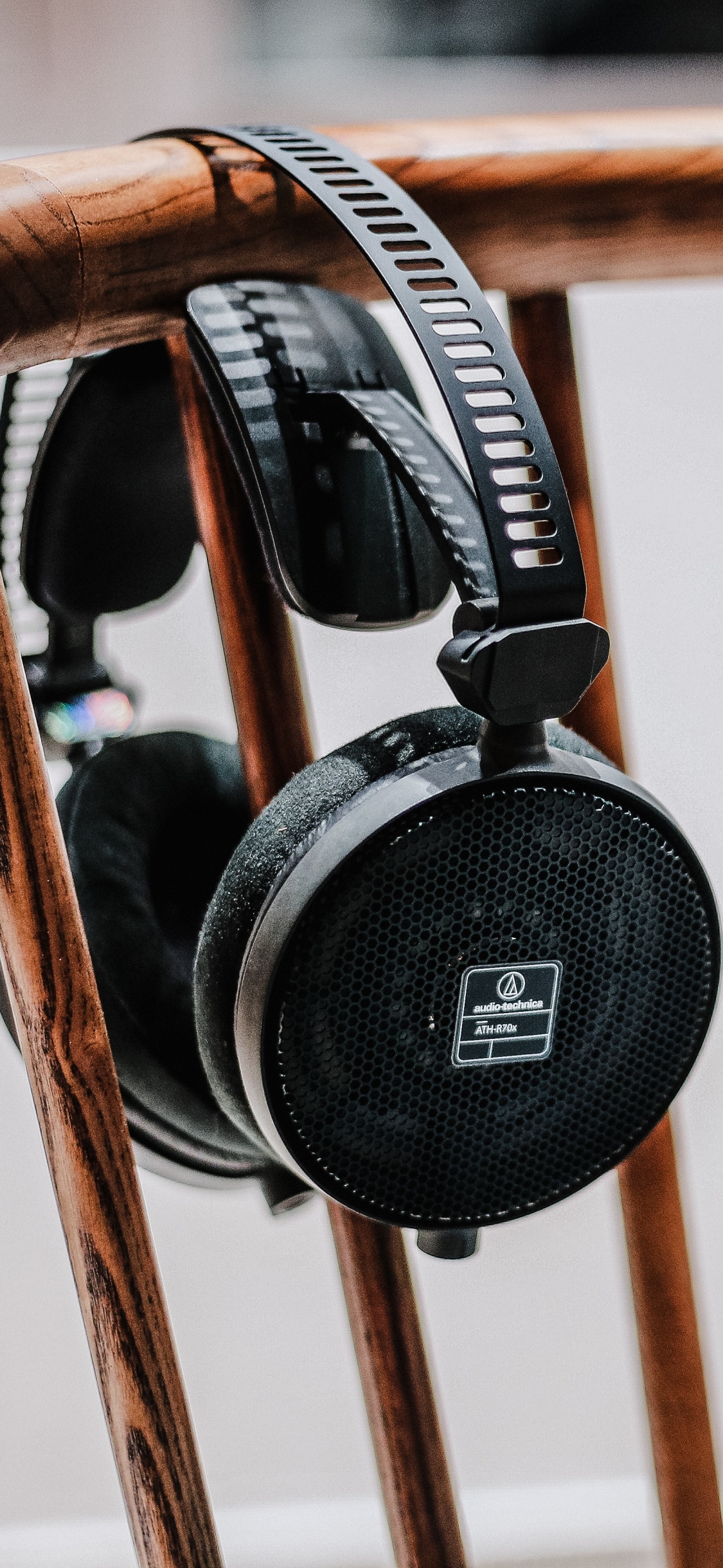 Kopfhörer, Audiogeräten, Gadget, Holz, Technologie. Wallpaper in 1125x2436 Resolution