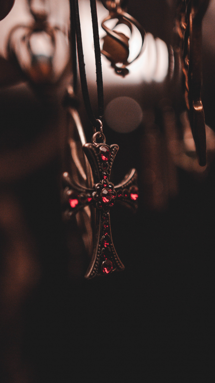 Gold Star Pendant in Close up Photography. Wallpaper in 750x1334 Resolution