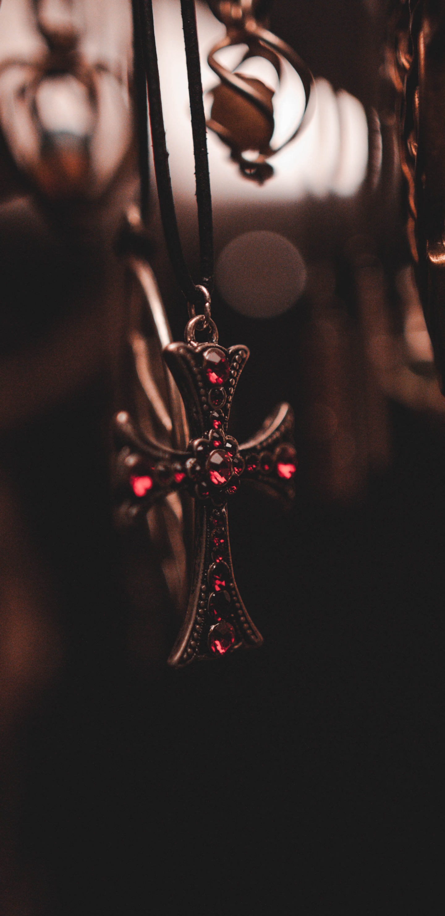 Goldener Sternanhänger in Nahaufnahme. Wallpaper in 1440x2960 Resolution