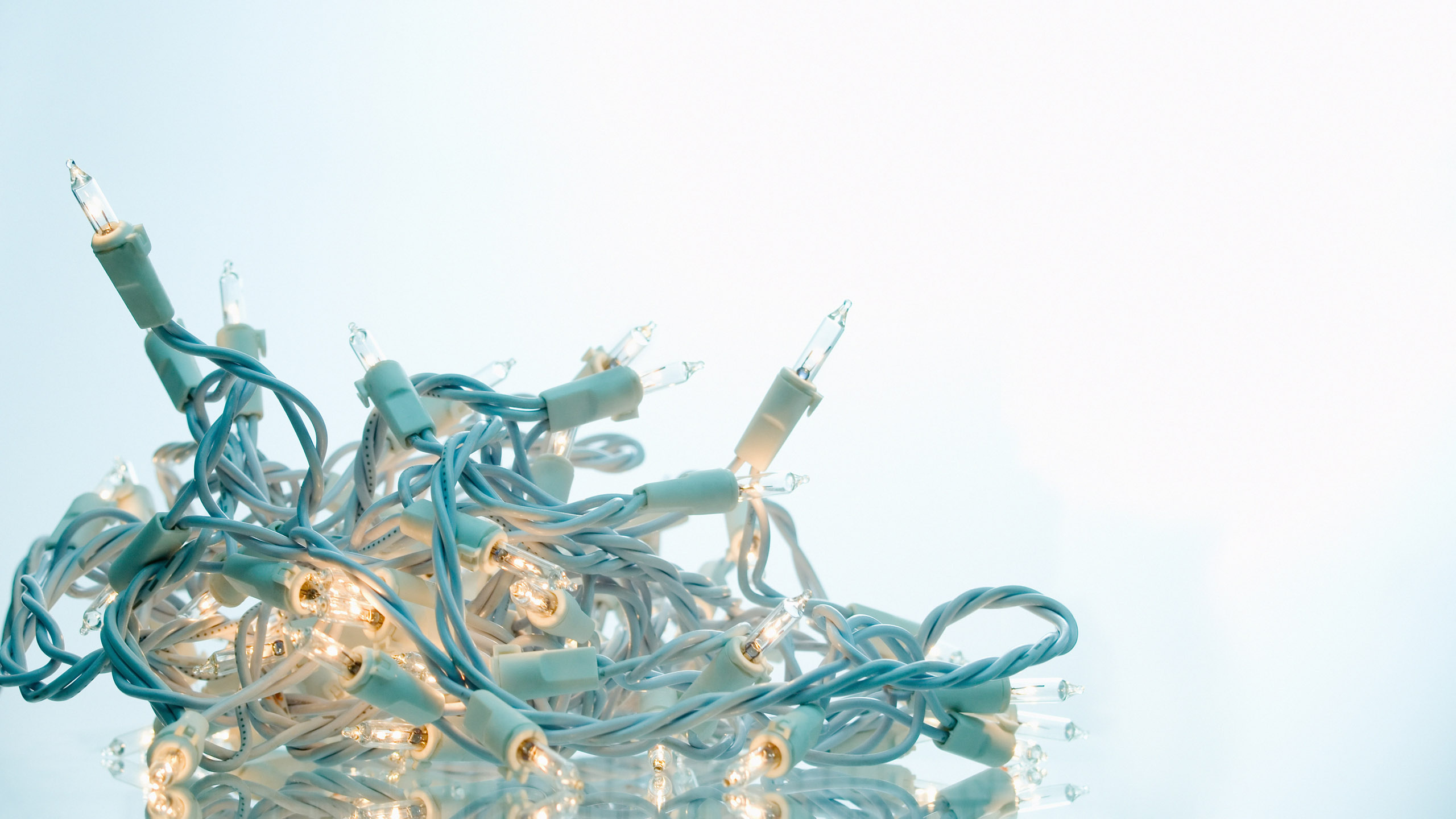 Christmas Day, Christmas Lights, Turquoise, Christmas, Holiday. Wallpaper in 2560x1440 Resolution