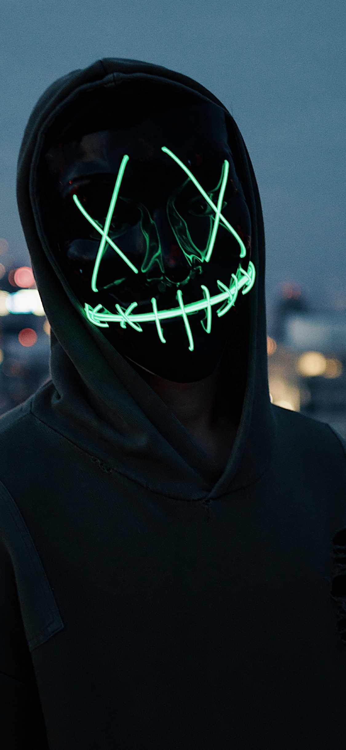 Mann im Schwarz-grünen Nike Hoodie. Wallpaper in 1125x2436 Resolution