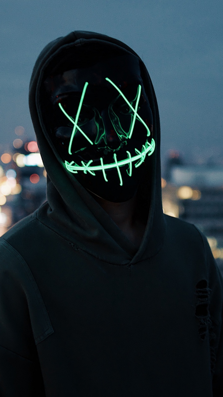 Mann im Schwarz-grünen Nike Hoodie. Wallpaper in 720x1280 Resolution