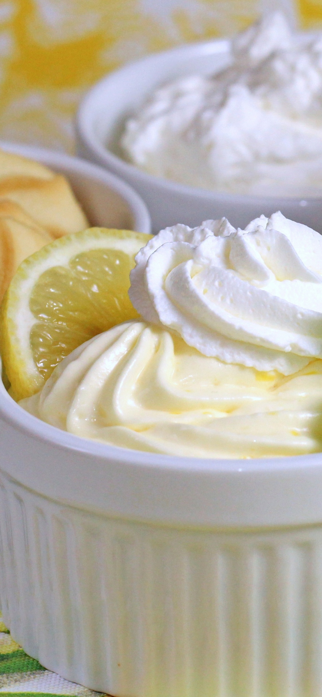 Helado Blanco Con Fresas en Cuenco de Cerámica Blanca. Wallpaper in 1125x2436 Resolution