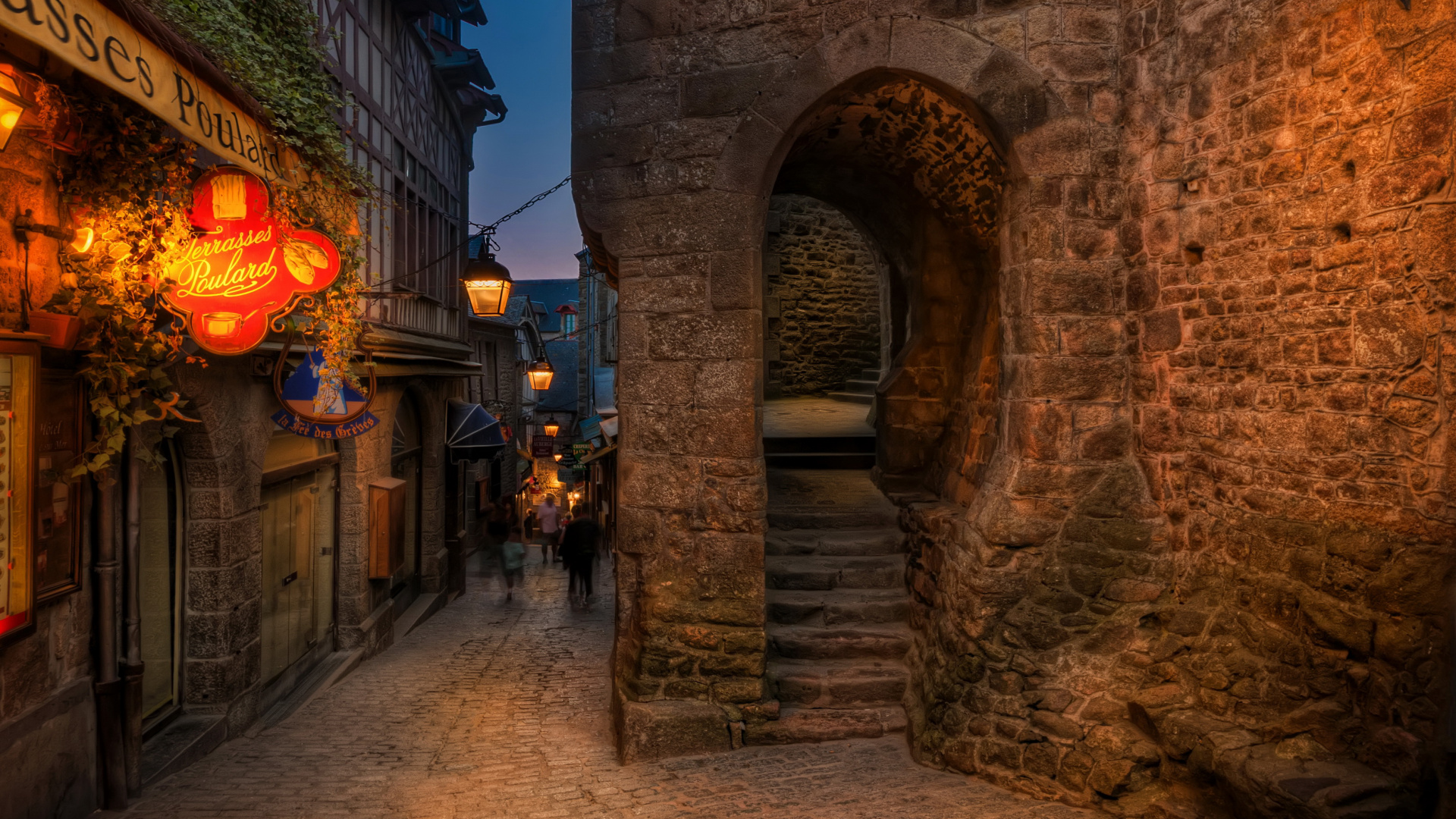 Bâtiment en Briques Brunes Avec Des Lumières Allumées Pendant la Nuit. Wallpaper in 1920x1080 Resolution