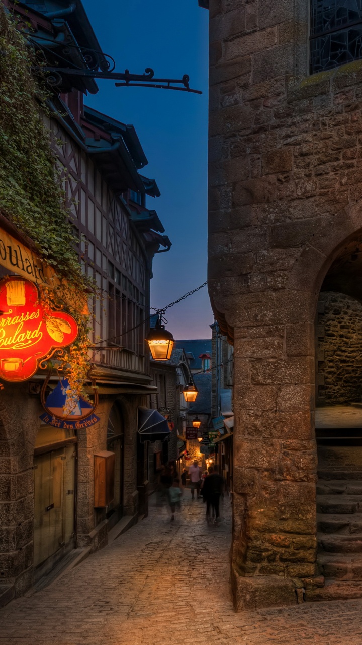 Bâtiment en Briques Brunes Avec Des Lumières Allumées Pendant la Nuit. Wallpaper in 720x1280 Resolution