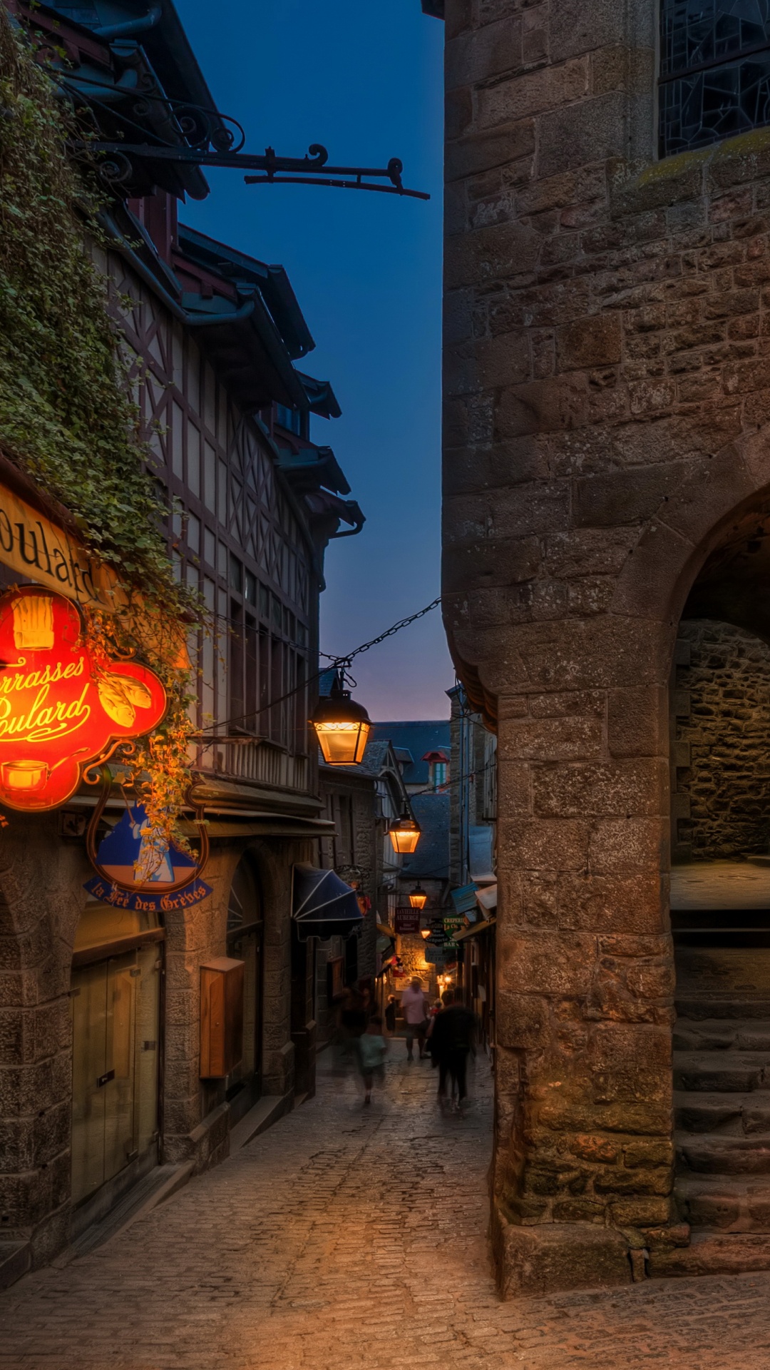 Edificio de Ladrillo Marrón Con Luces Encendidas Durante la Noche. Wallpaper in 1080x1920 Resolution