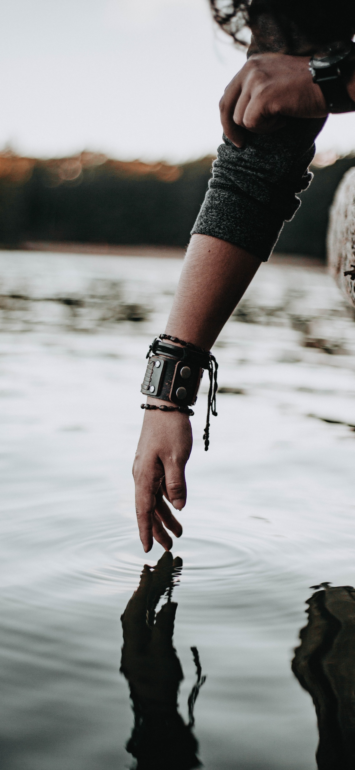 Personne Portant Une Montre à Bracelet en Cuir Noir et Une Montre à Bracelet en Cuir Noir. Wallpaper in 1242x2688 Resolution