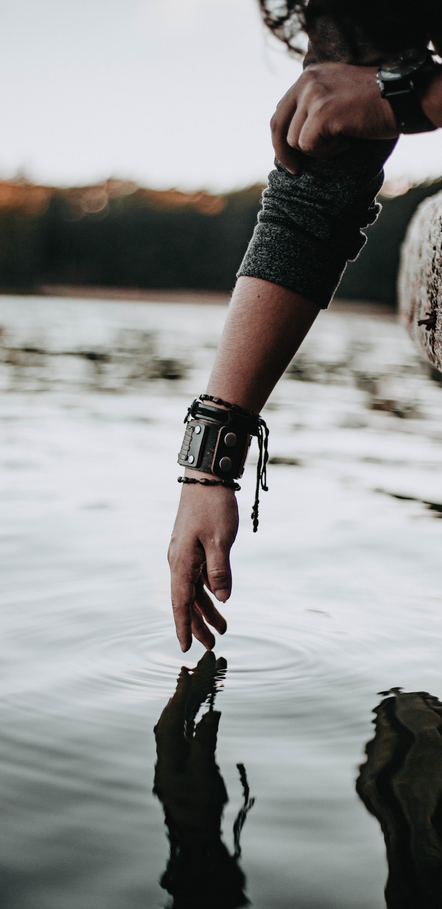 Person, Die Eine Schwarze Lederarmbanduhr Und Eine Schwarze Lederarmbanduhr Trägt. Wallpaper in 1440x2960 Resolution