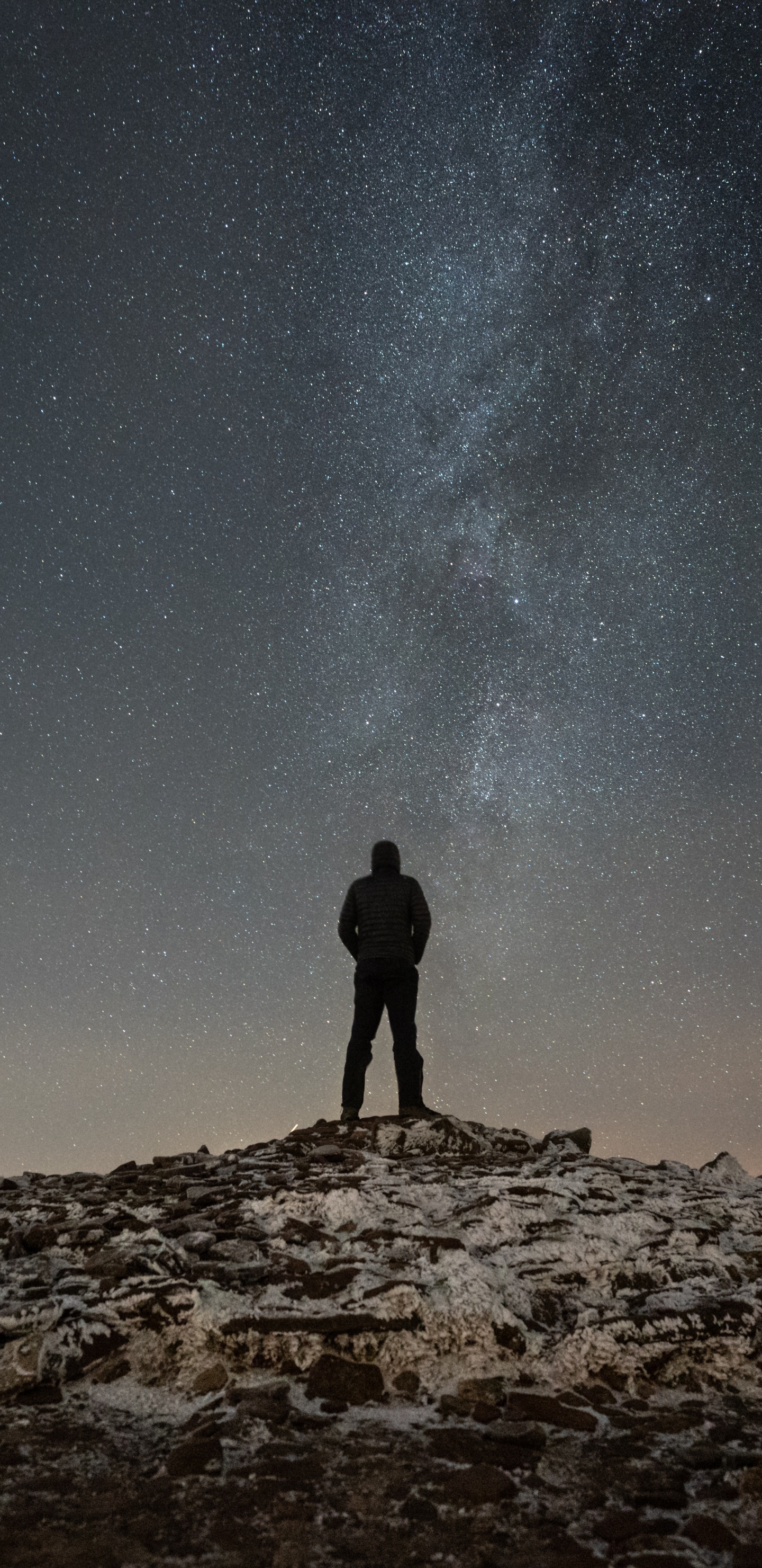 Silhouette D'homme Debout Sur Une Colline Rocheuse Sous la Nuit Étoilée. Wallpaper in 1440x2960 Resolution