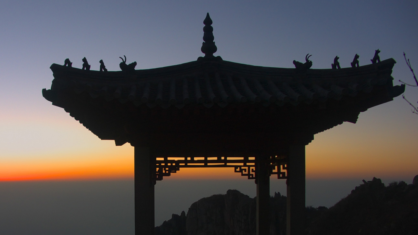 Silhouette de Temple Pendant le Coucher du Soleil. Wallpaper in 1366x768 Resolution