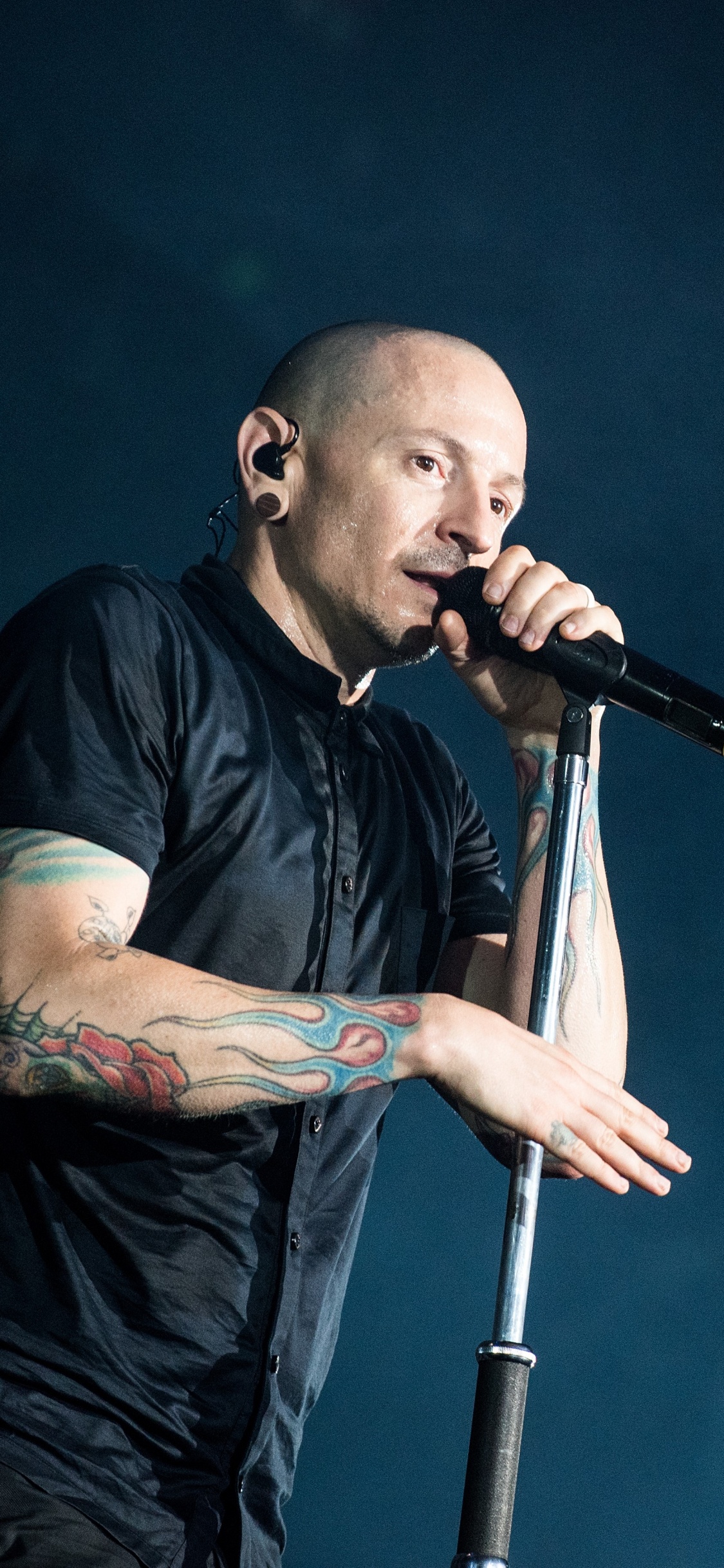 Chester Bennington, Linkin Park, Performance, Microphone, la Musique de L'artiste. Wallpaper in 1125x2436 Resolution