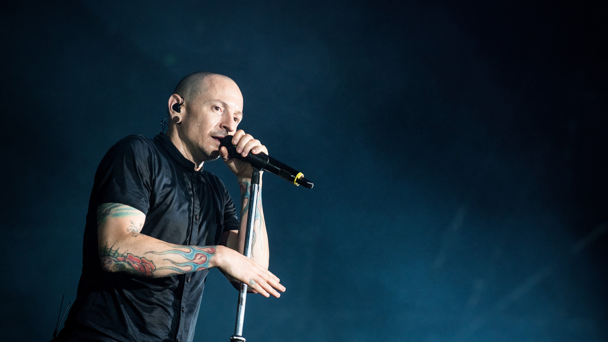 Chester Bennington, Linkin Park, Performance, Microphone, la Musique de L'artiste. Wallpaper in 2560x1440 Resolution