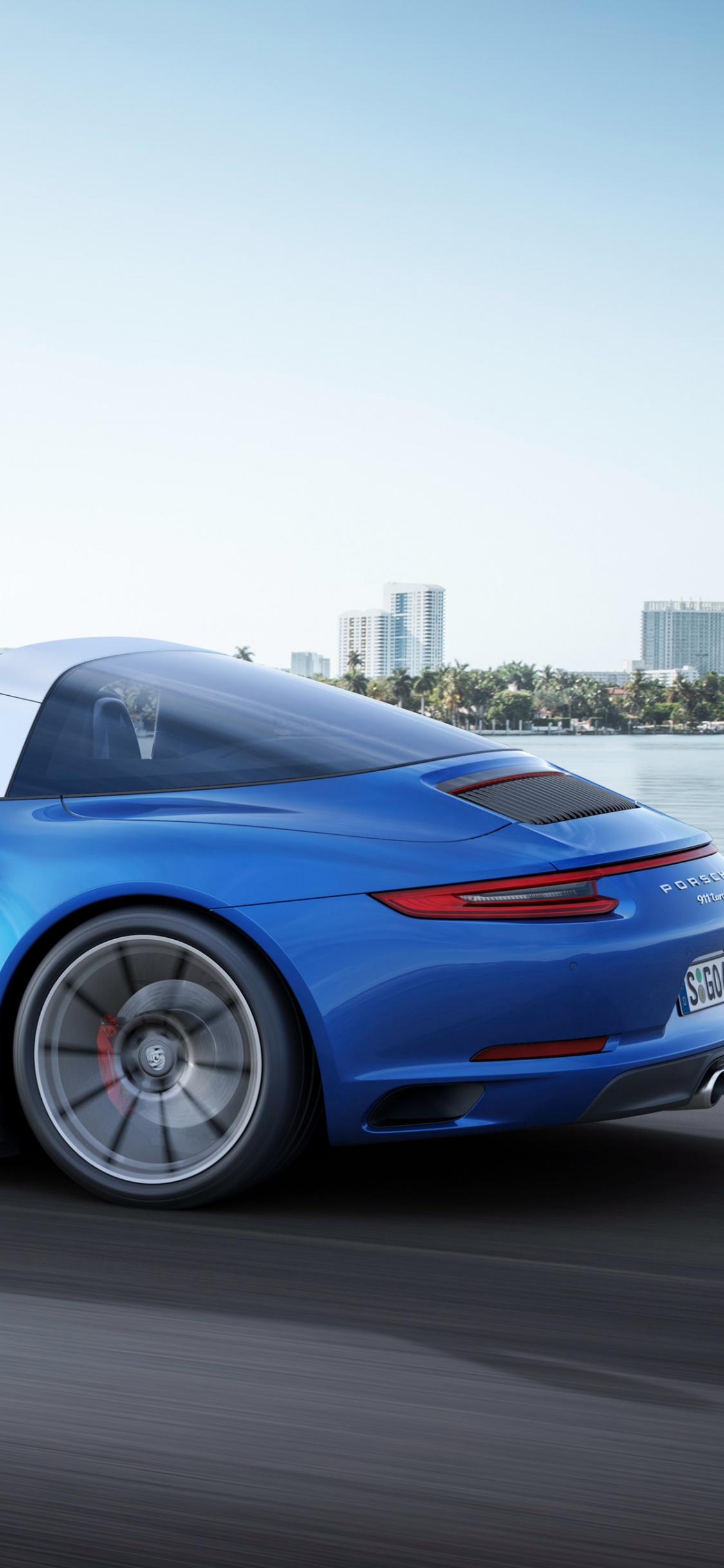 Blauer Porsche 911 Auf Grauer Asphaltstraße Tagsüber. Wallpaper in 1125x2436 Resolution