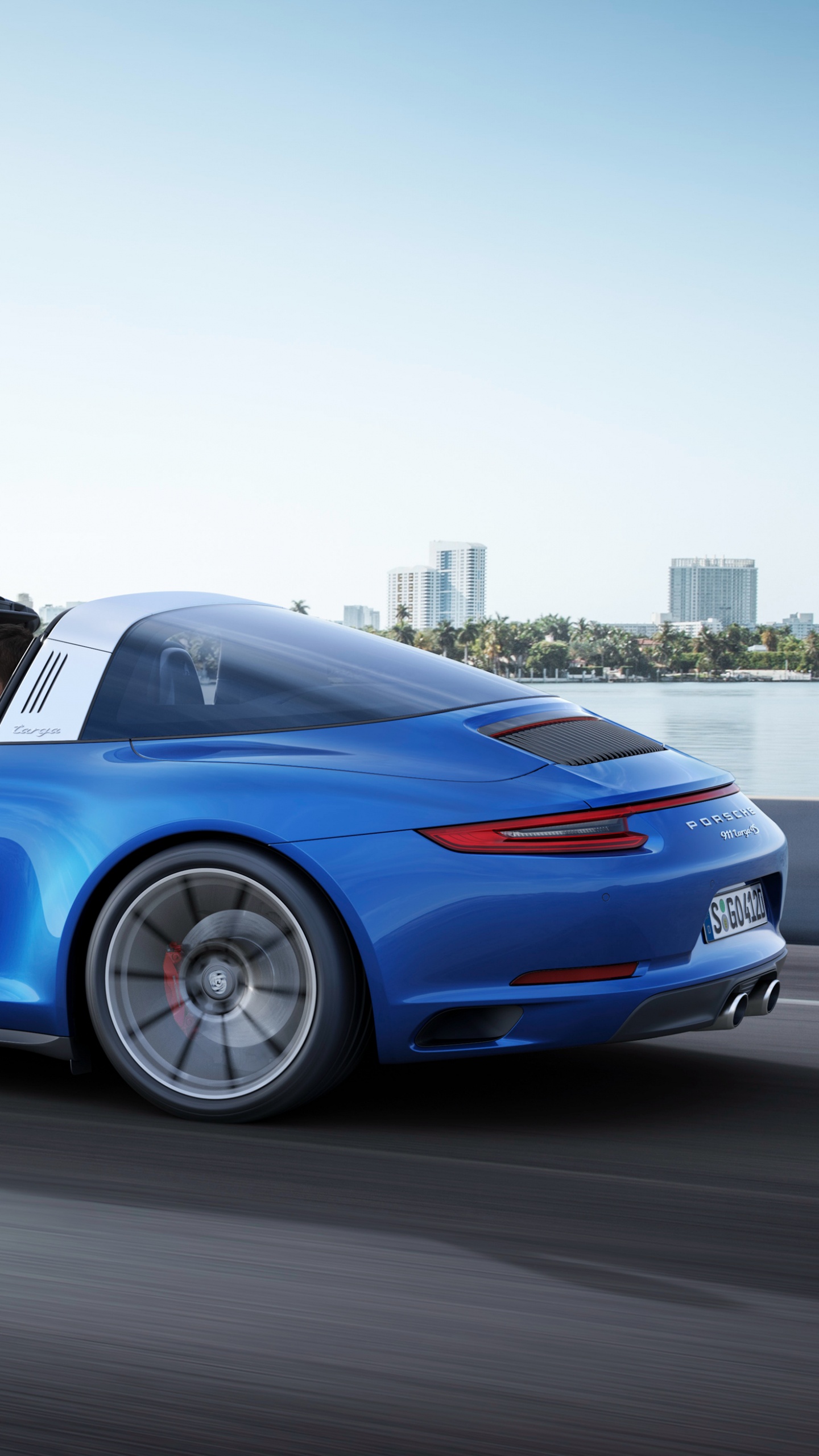 Blauer Porsche 911 Auf Grauer Asphaltstraße Tagsüber. Wallpaper in 1440x2560 Resolution