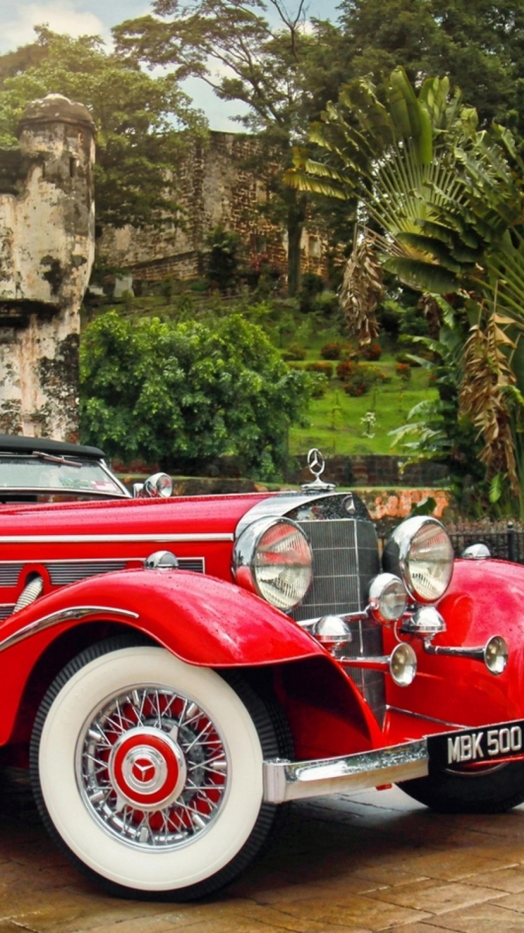 Voiture Ancienne Rouge et Blanche. Wallpaper in 750x1334 Resolution