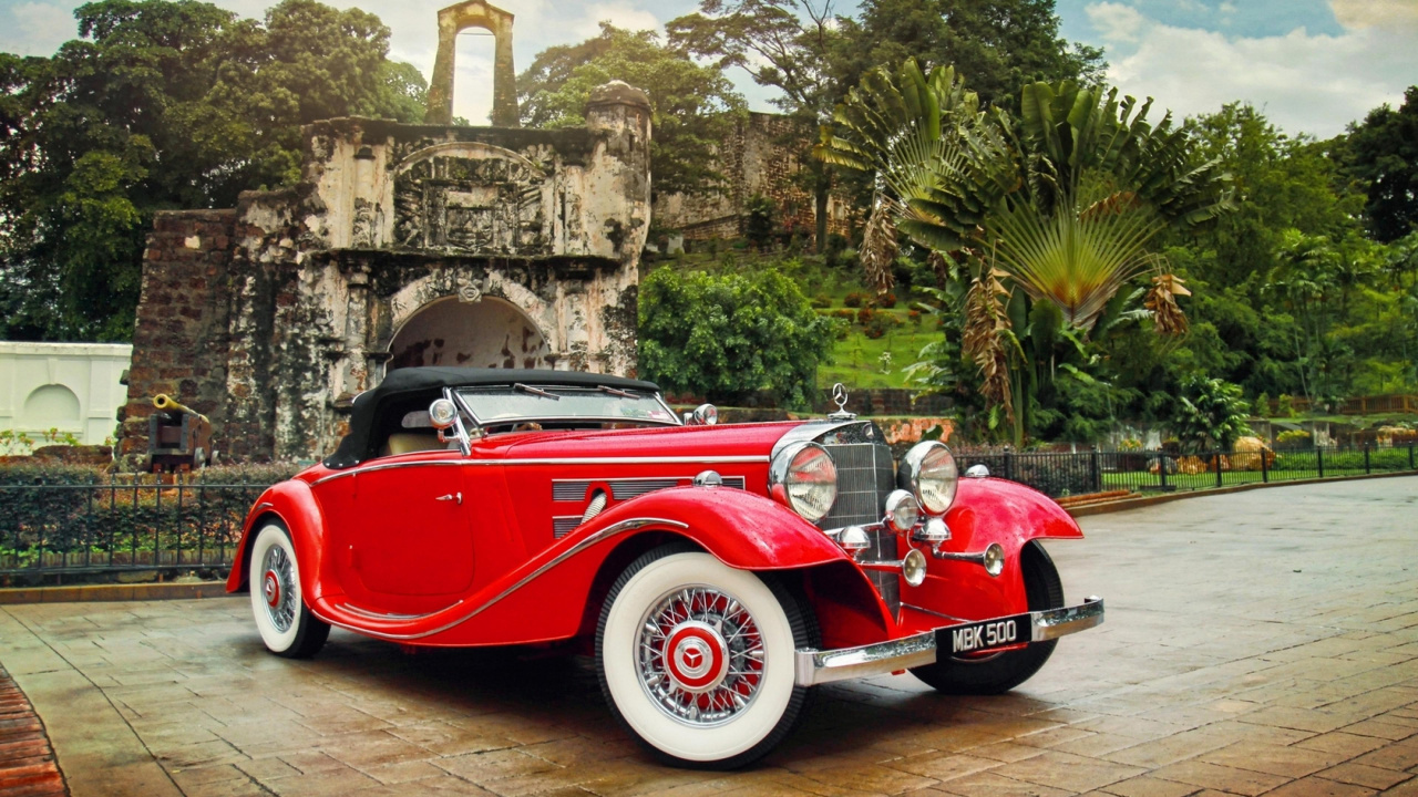 Red and White Vintage Car. Wallpaper in 1280x720 Resolution