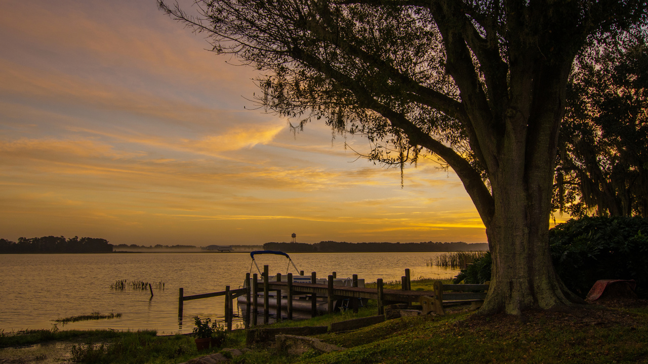 Brown Wooden Fence Near Body of Water During Sunset. Wallpaper in 1280x720 Resolution