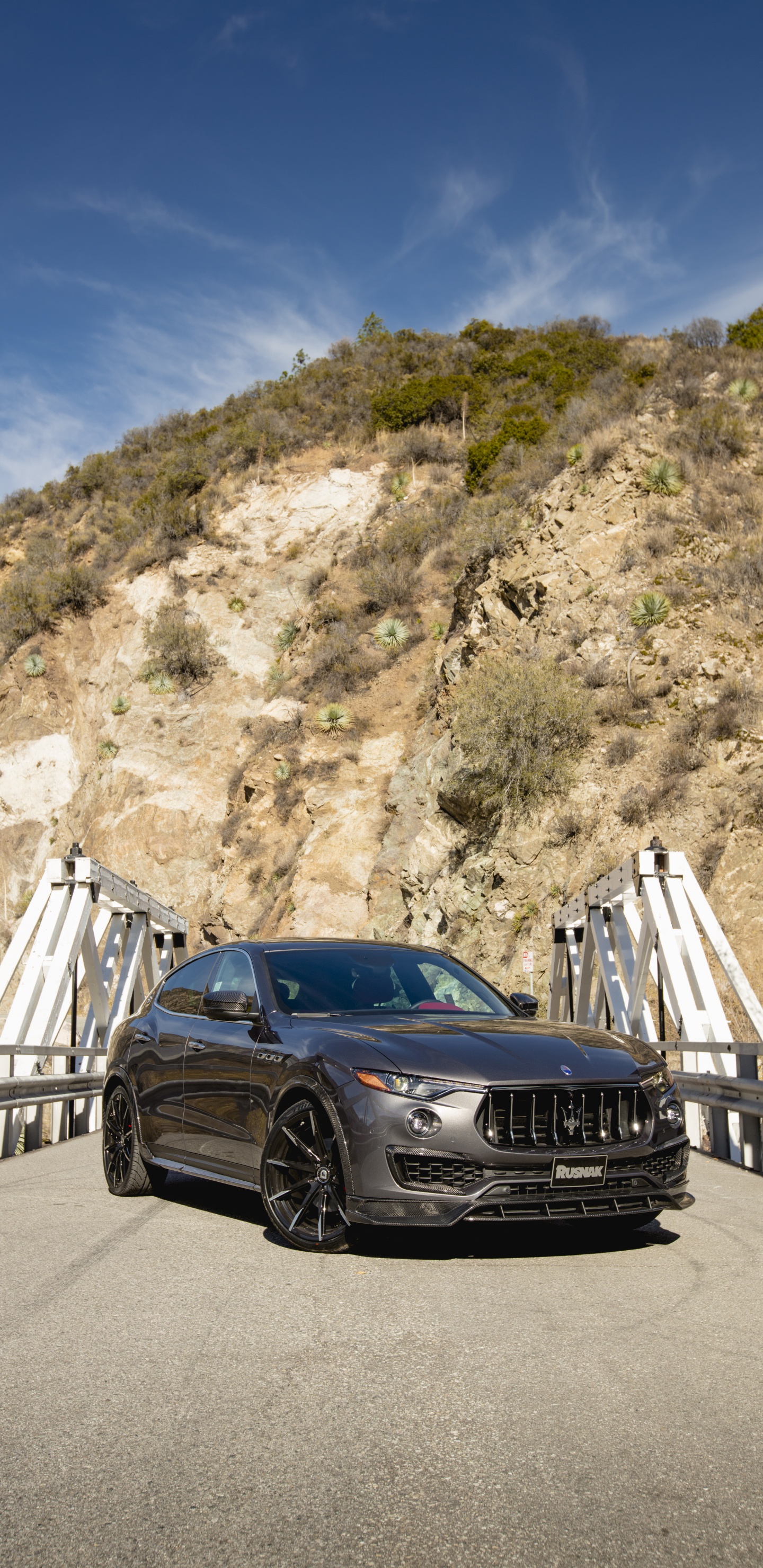Schwarzes Bmw m 3 Coupe Tagsüber Auf Holzbrücke Geparkt. Wallpaper in 1440x2960 Resolution