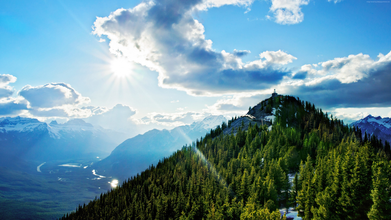Grüne Pinien Auf Dem Berg Unter Weißen Wolken Und Blauem Himmel Tagsüber. Wallpaper in 1366x768 Resolution