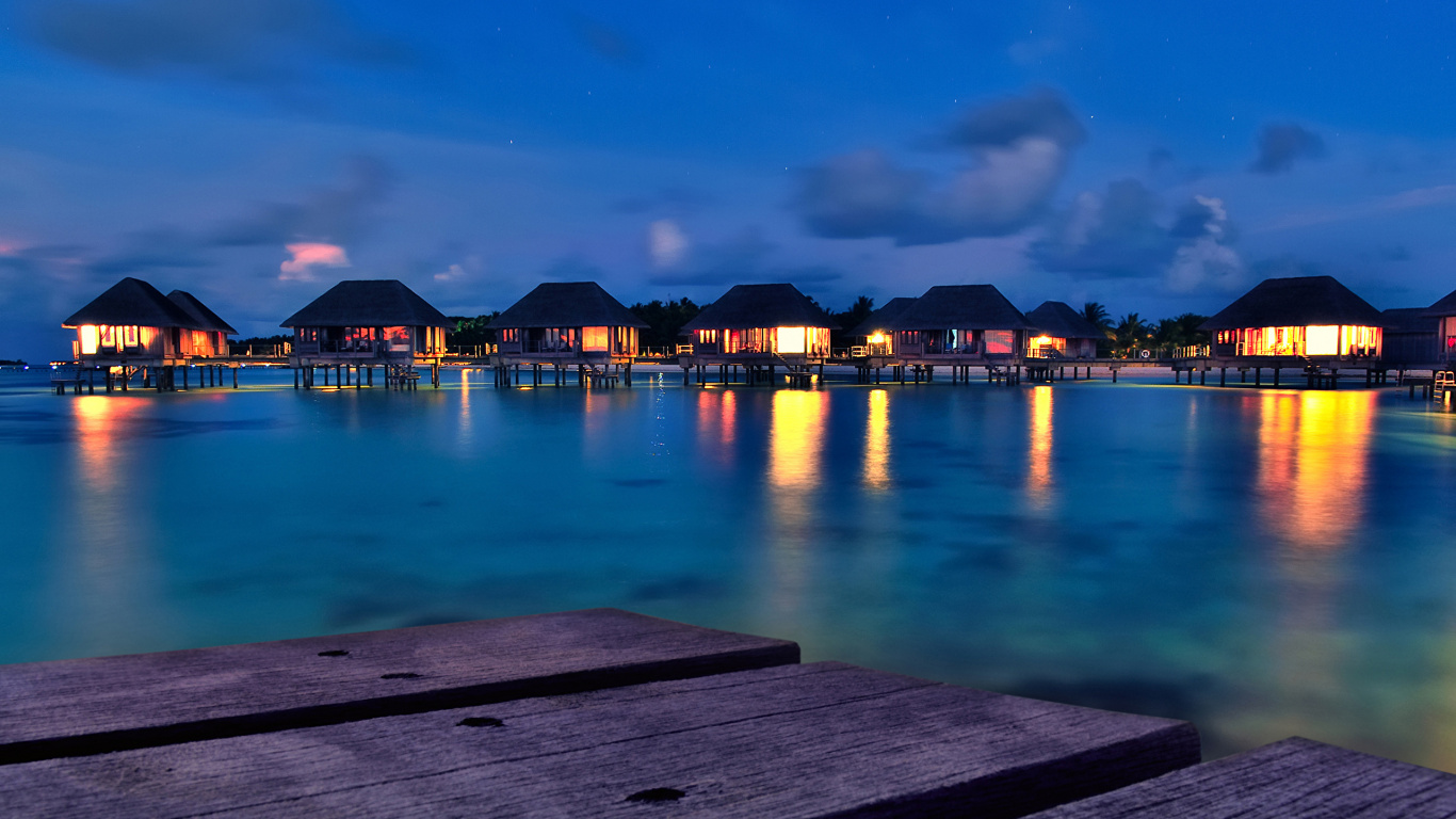 Quai en Bois Brun Sur le Plan D'eau Pendant la Nuit. Wallpaper in 1366x768 Resolution