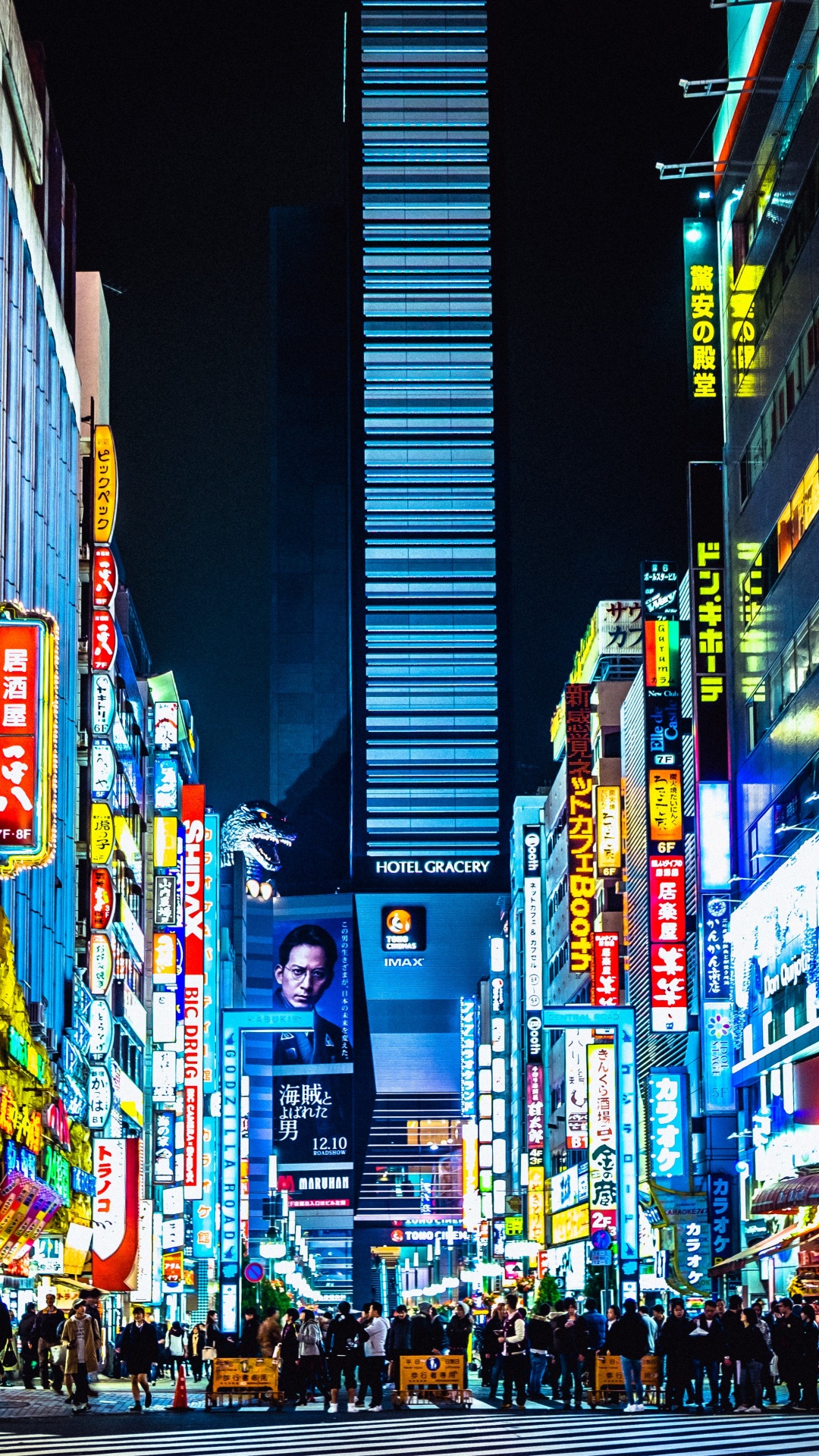 L'homme en Veste Noire Debout Dans la Rue Pendant la Nuit. Wallpaper in 1080x1920 Resolution