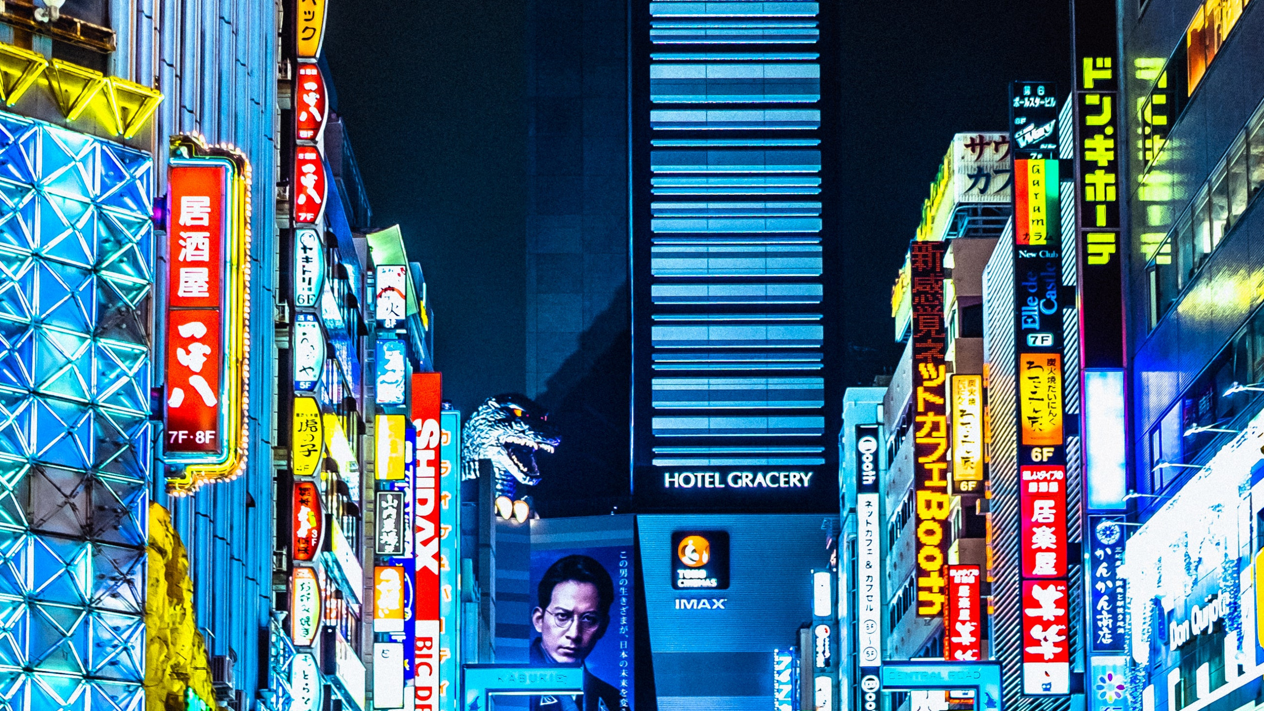 L'homme en Veste Noire Debout Dans la Rue Pendant la Nuit. Wallpaper in 2560x1440 Resolution