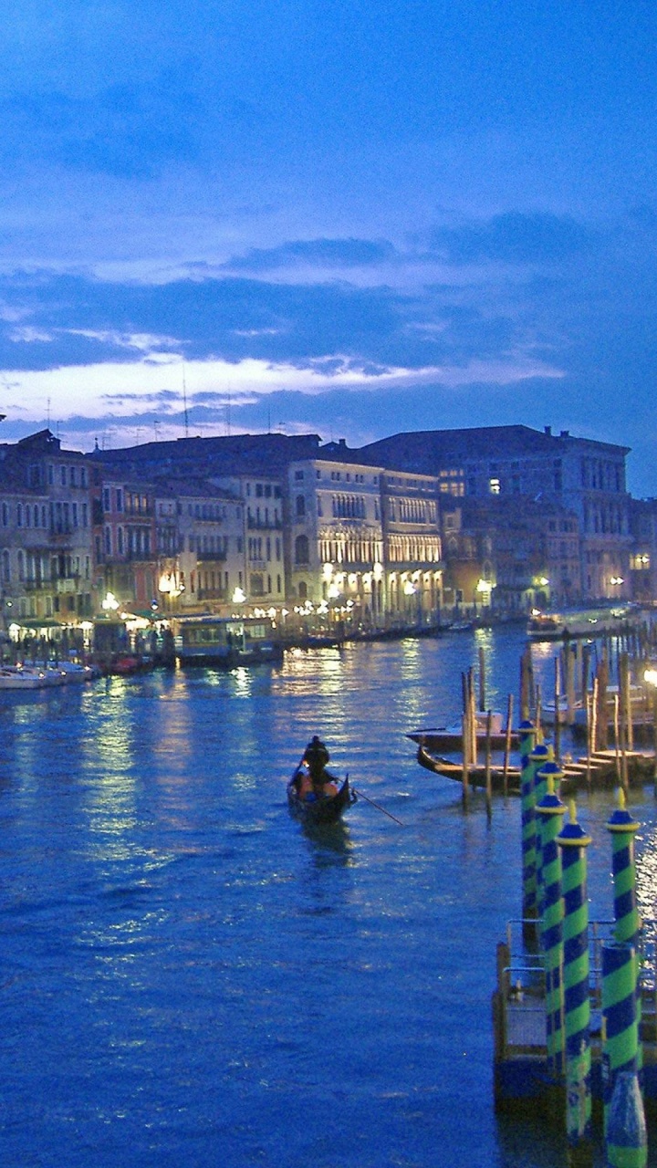 Bâtiment en Béton Blanc et Marron Près D'un Plan D'eau Pendant la Journée. Wallpaper in 720x1280 Resolution