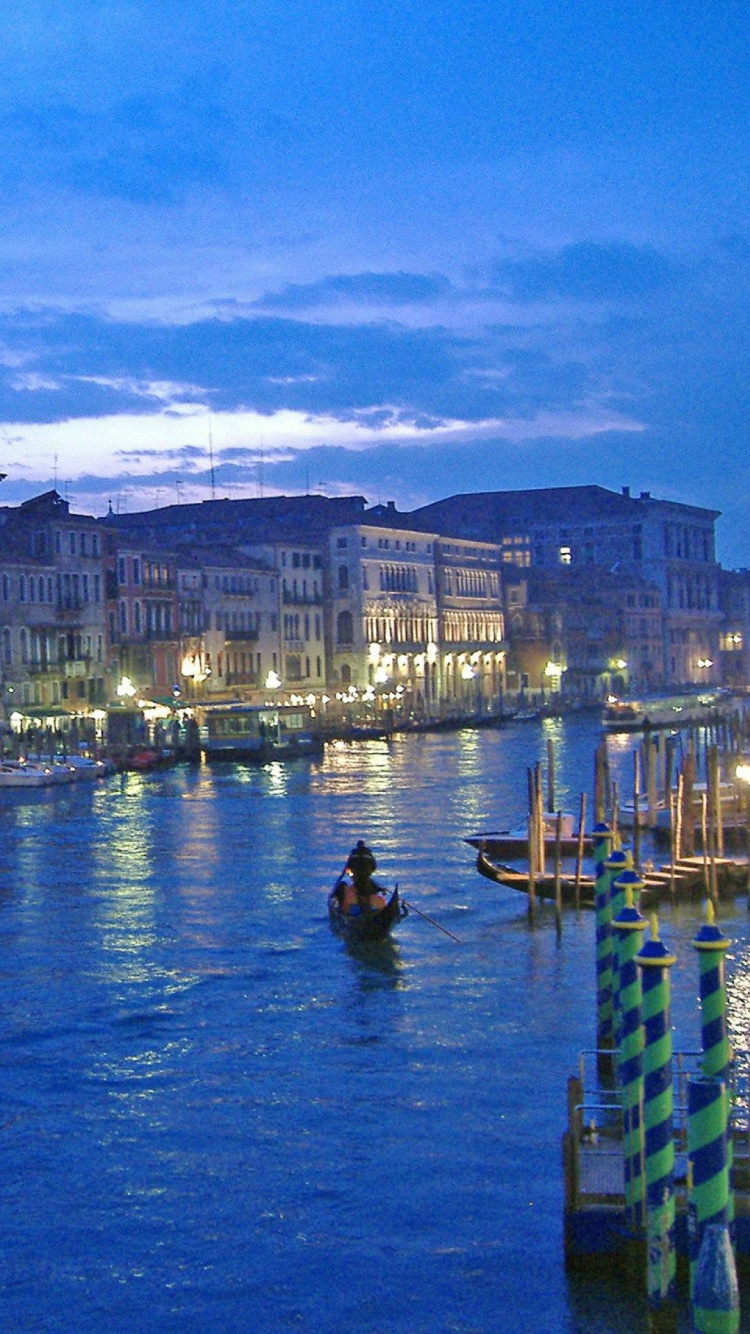 Bâtiment en Béton Blanc et Marron Près D'un Plan D'eau Pendant la Journée. Wallpaper in 750x1334 Resolution