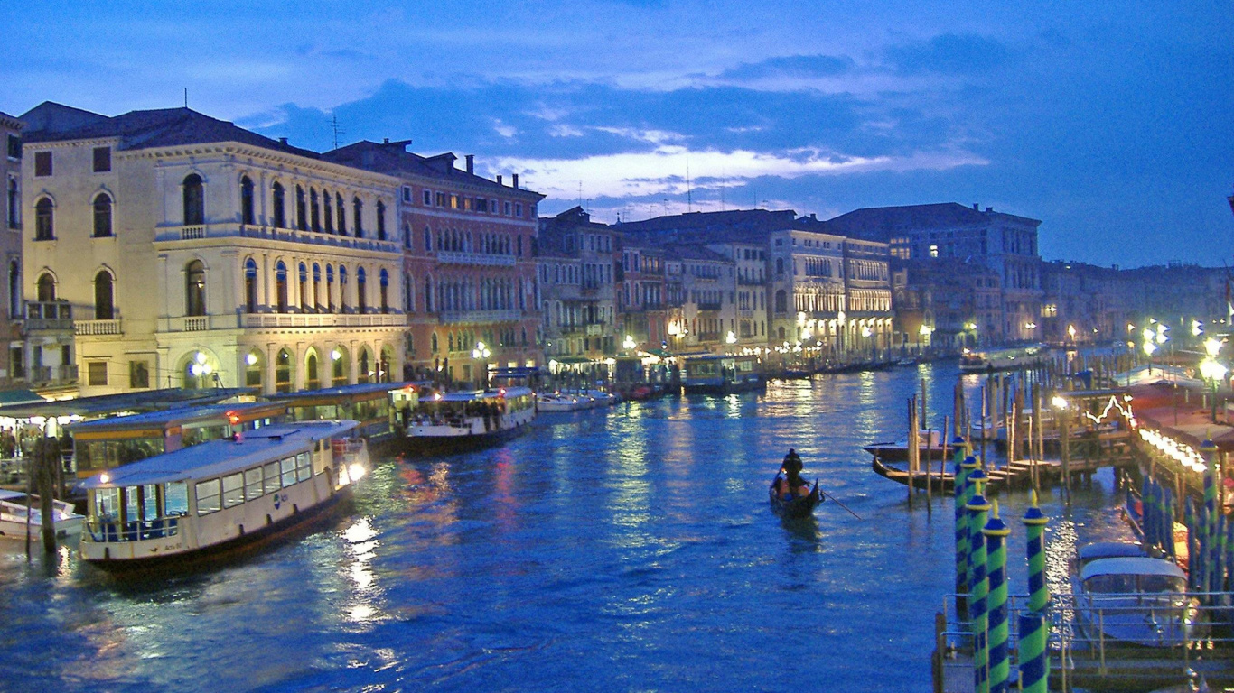 Edificio de Hormigón Blanco y Marrón Cerca Del Cuerpo de Agua Durante el Día. Wallpaper in 1366x768 Resolution